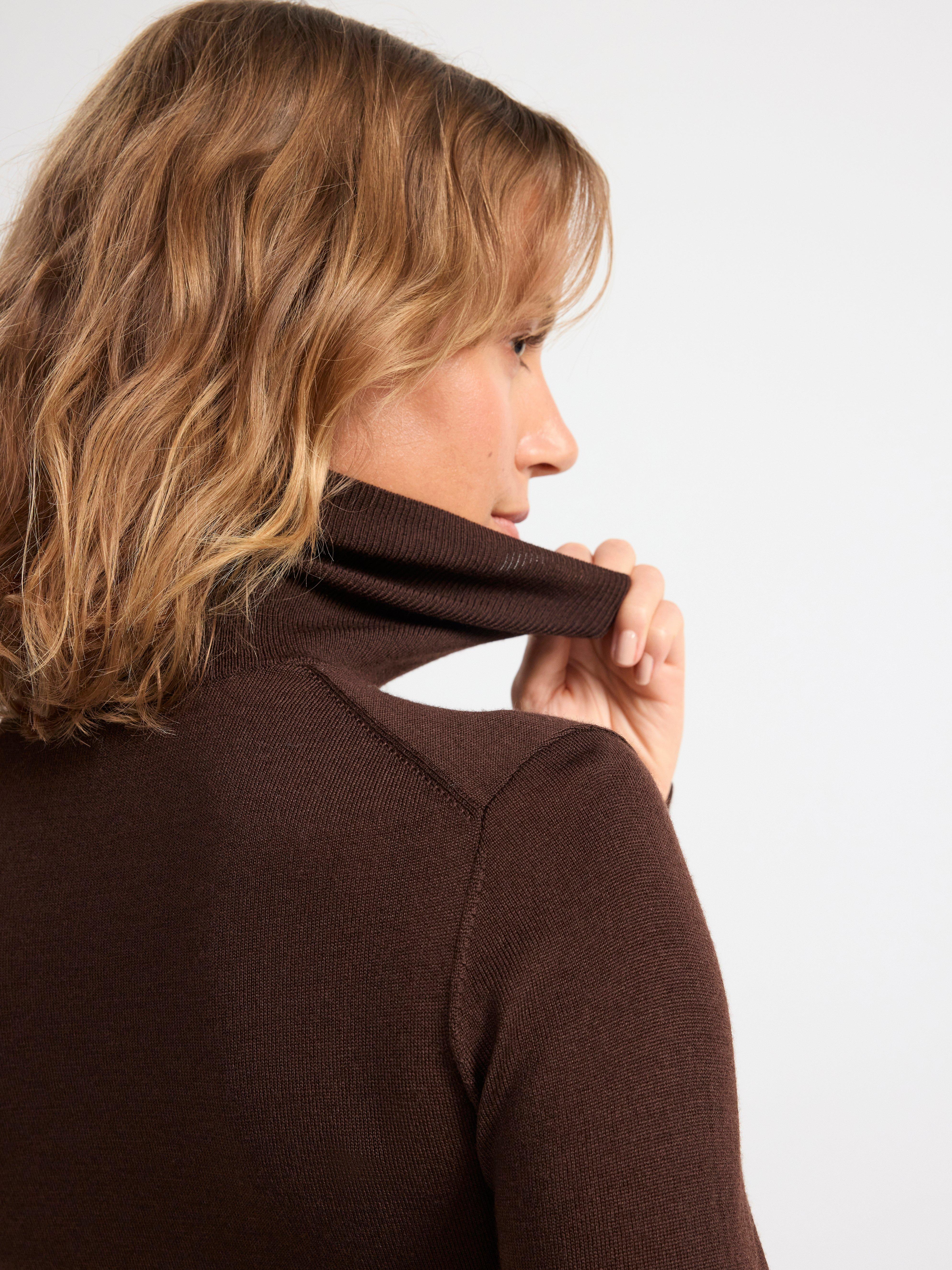 Turtle neck top in merino wool brown