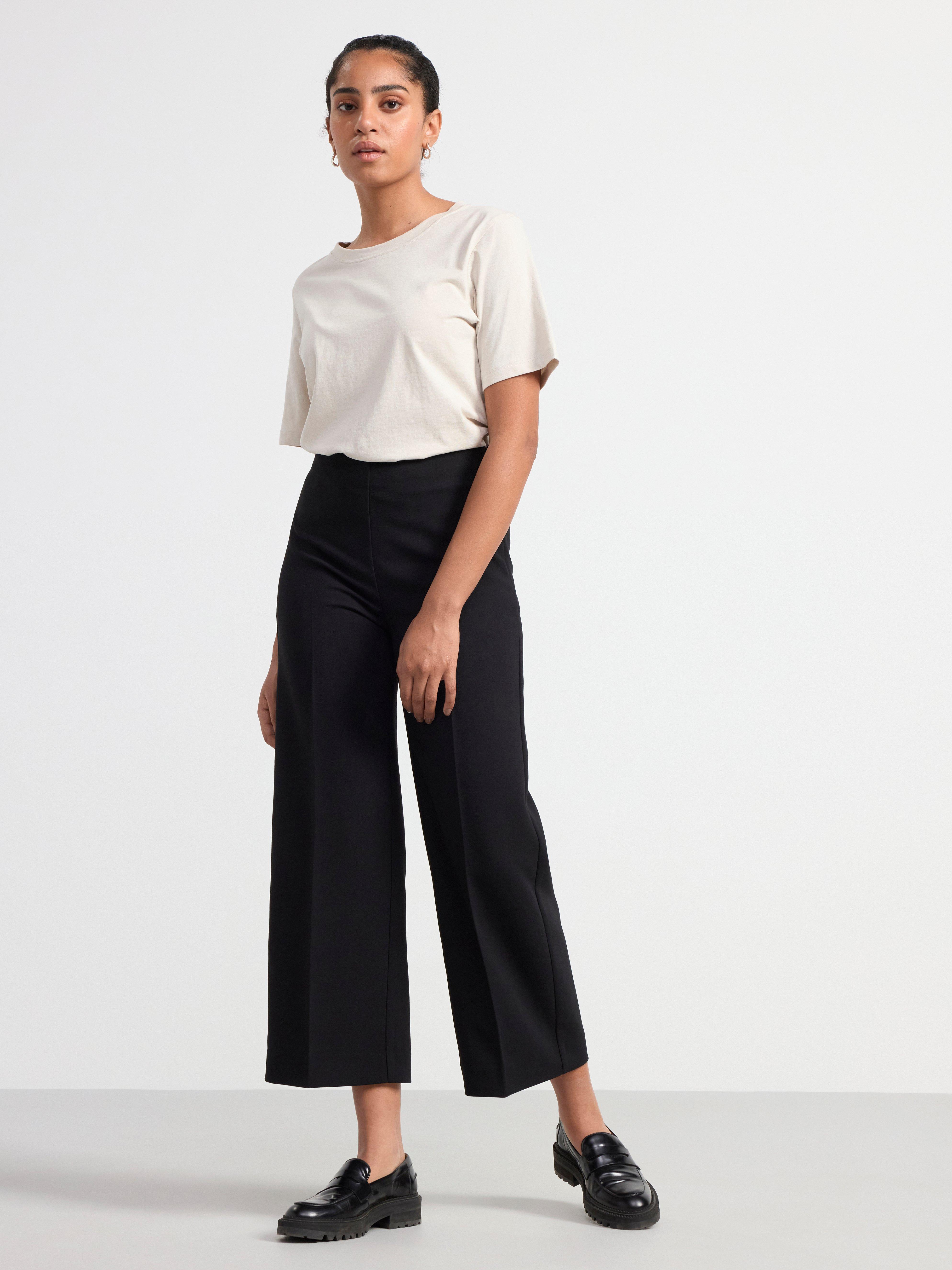 LYKKE Trousers with high waist cropped Black