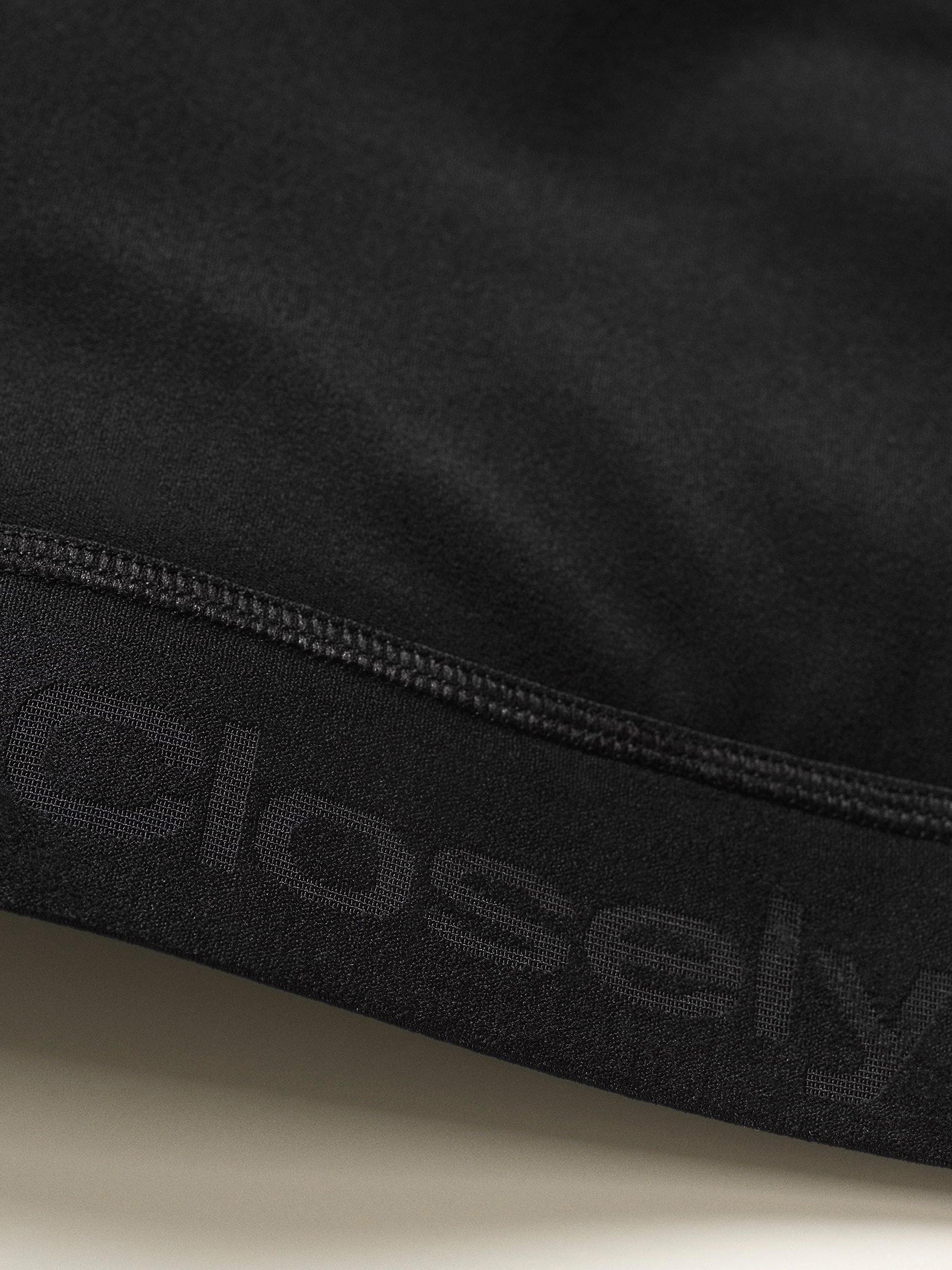 Closely - The Medium Support Sports Top Black
