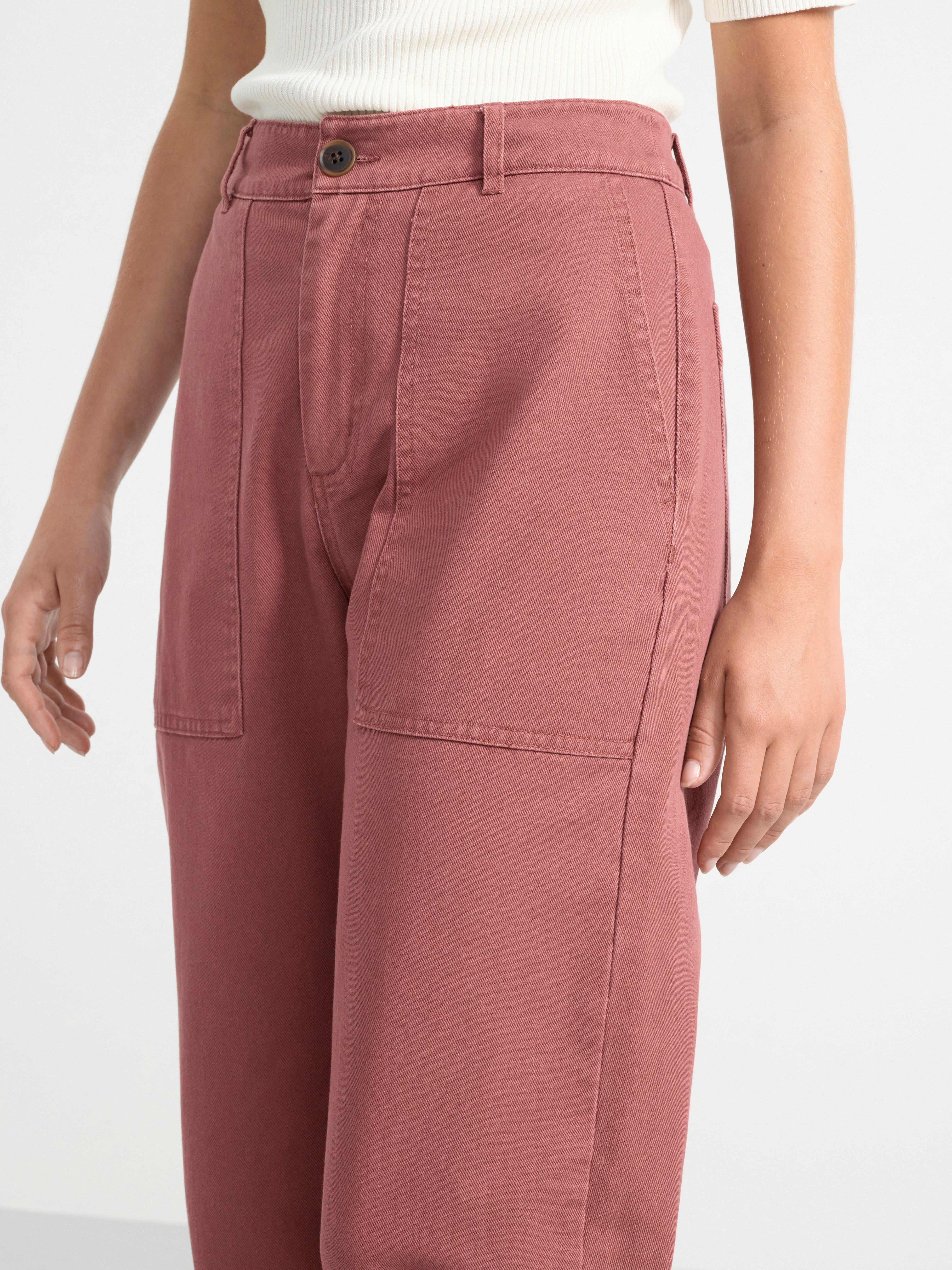 Tapered trousers with large pockets pink