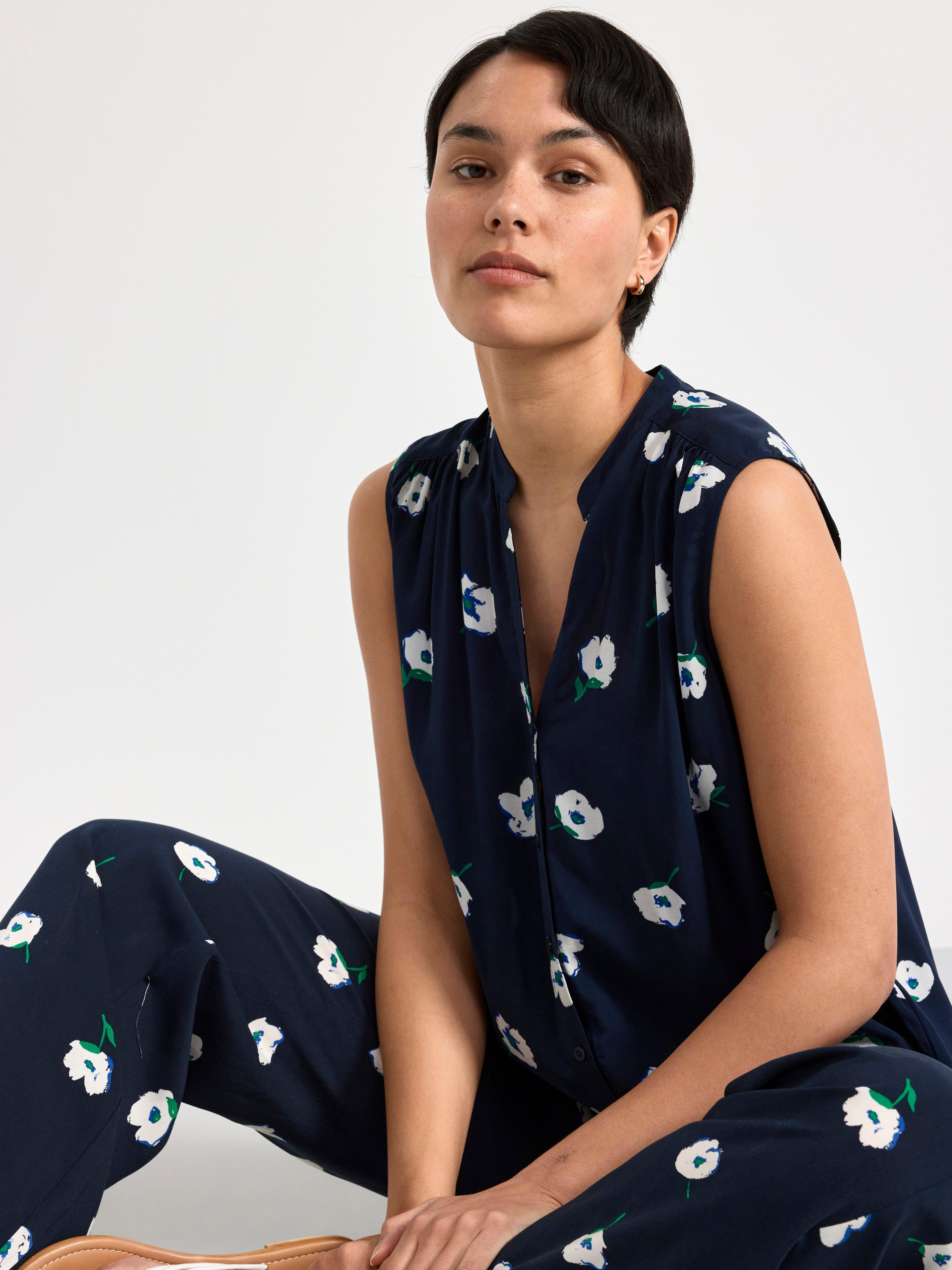 Sleeveless blouse with pattern Navy