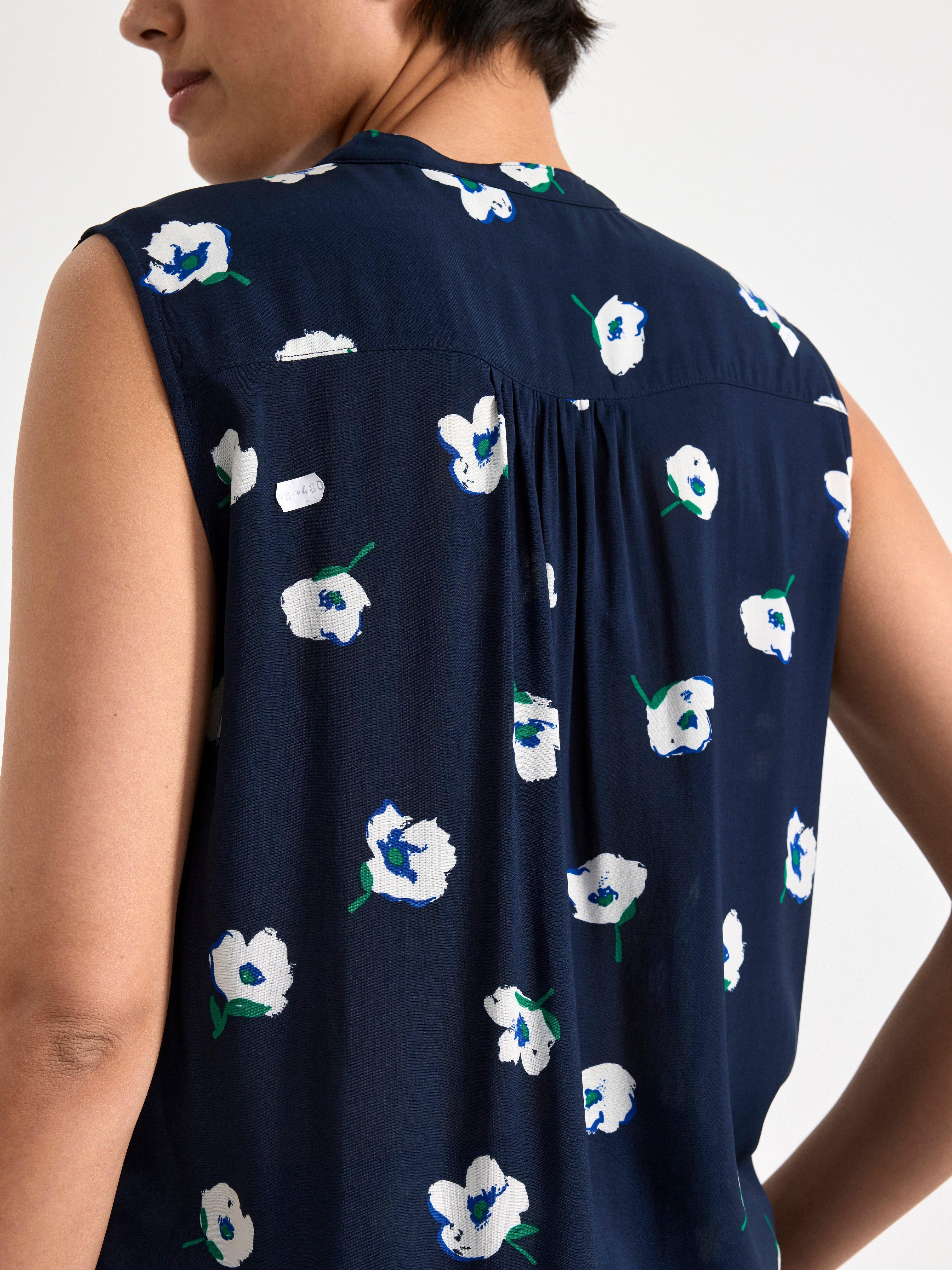 Sleeveless blouse with pattern Navy