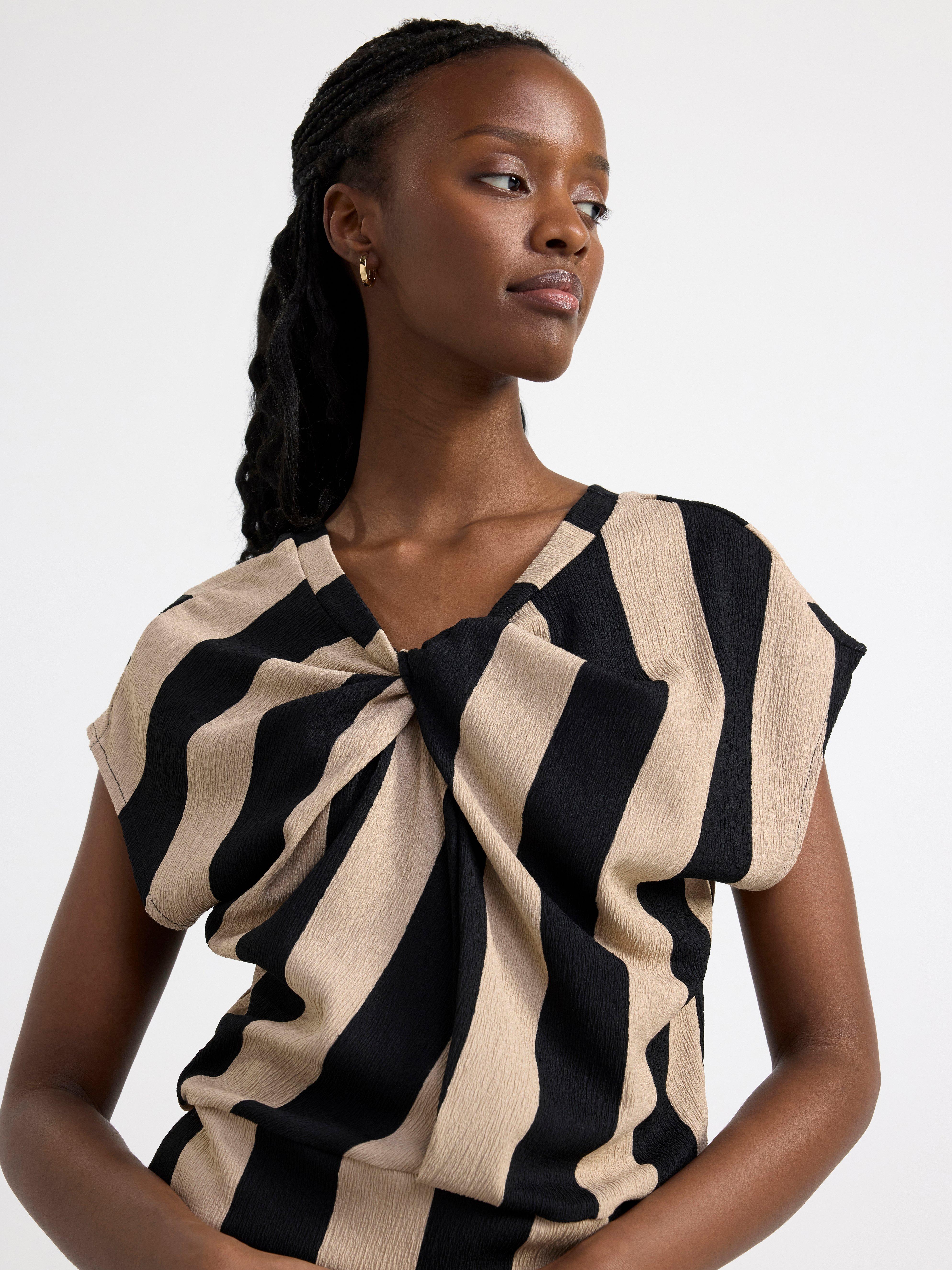 Short sleeve twisted front top Black