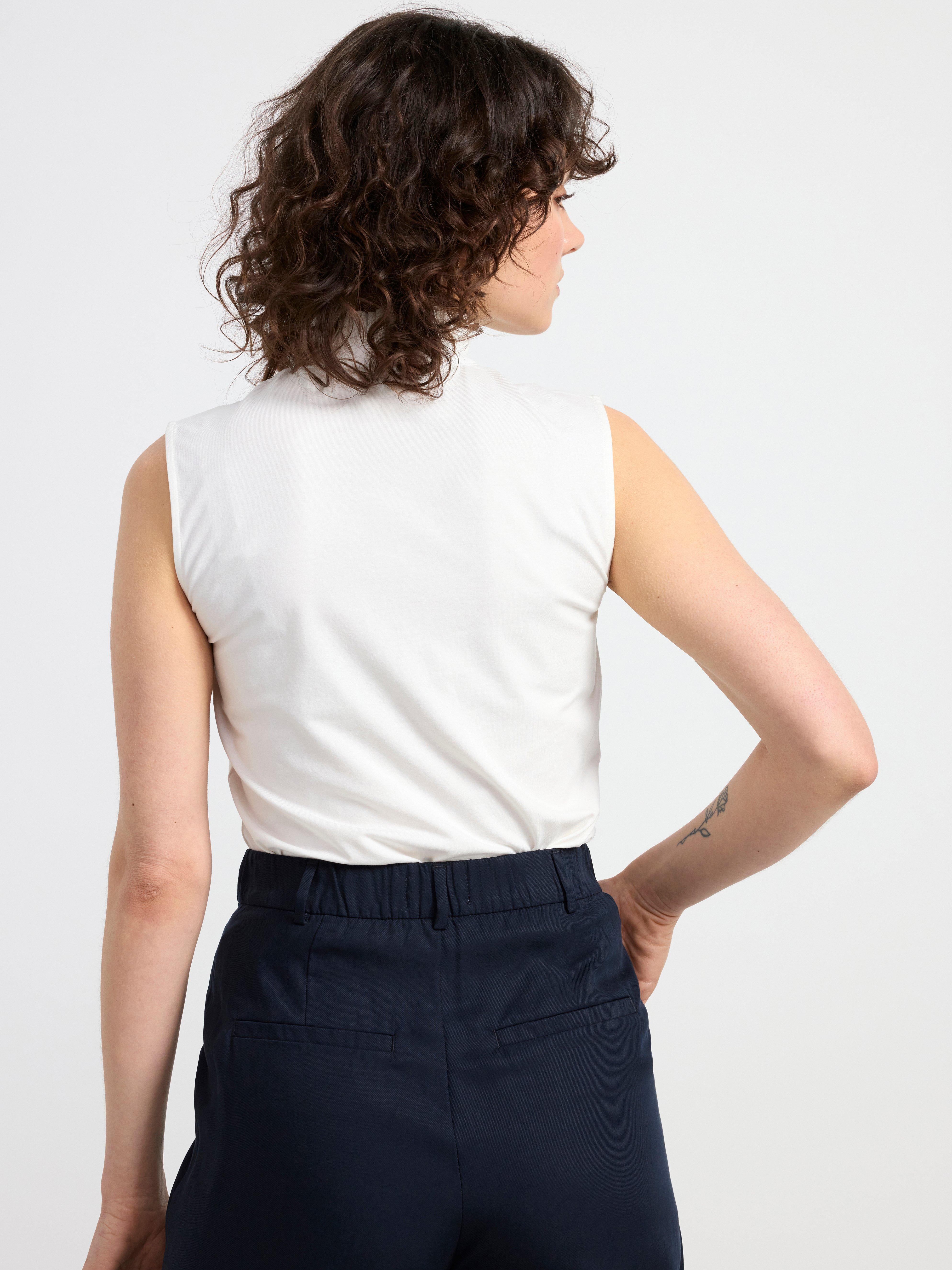 Sleeveless top with frill collar Off White