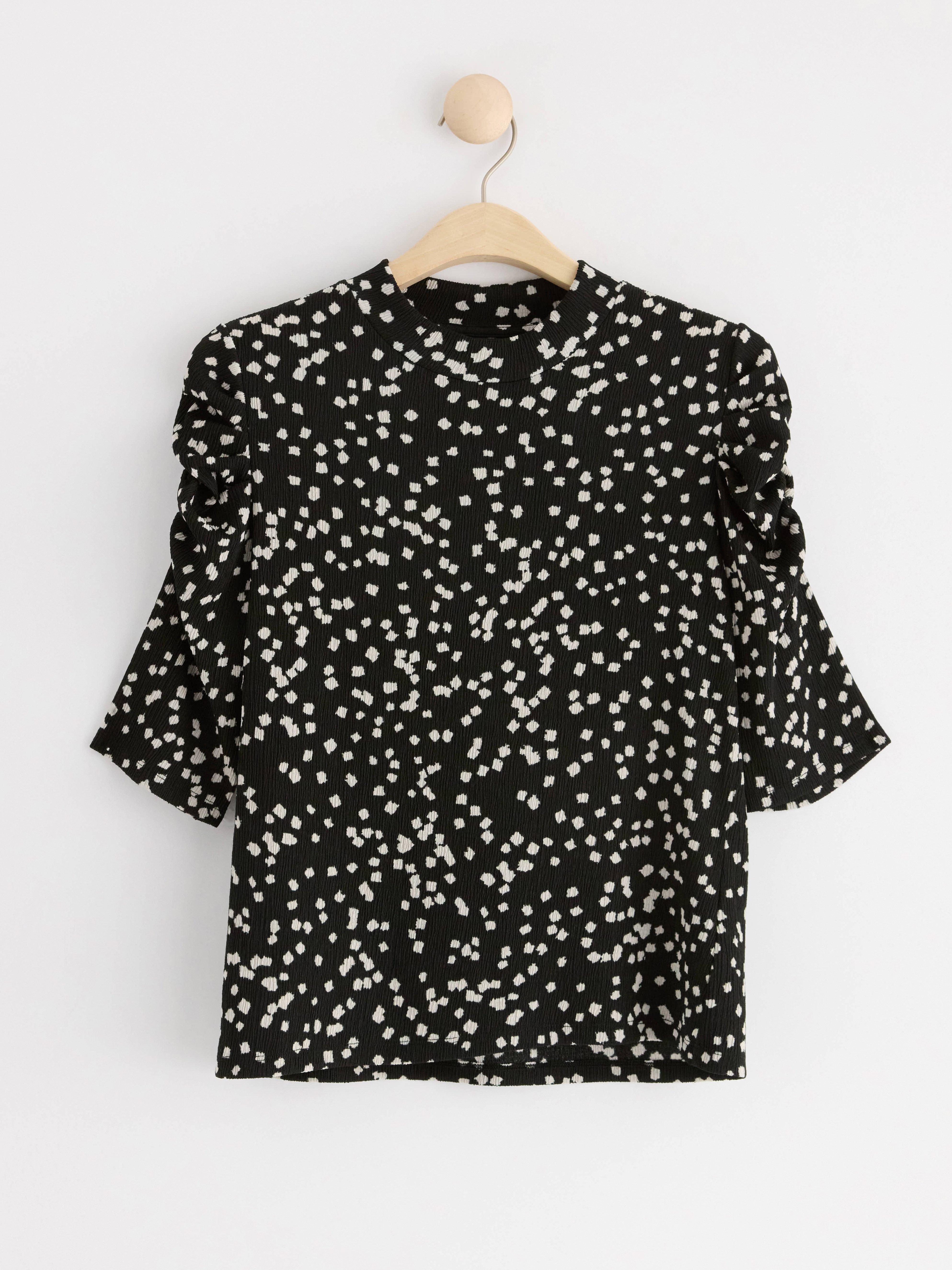 Top with puff sleeves Black