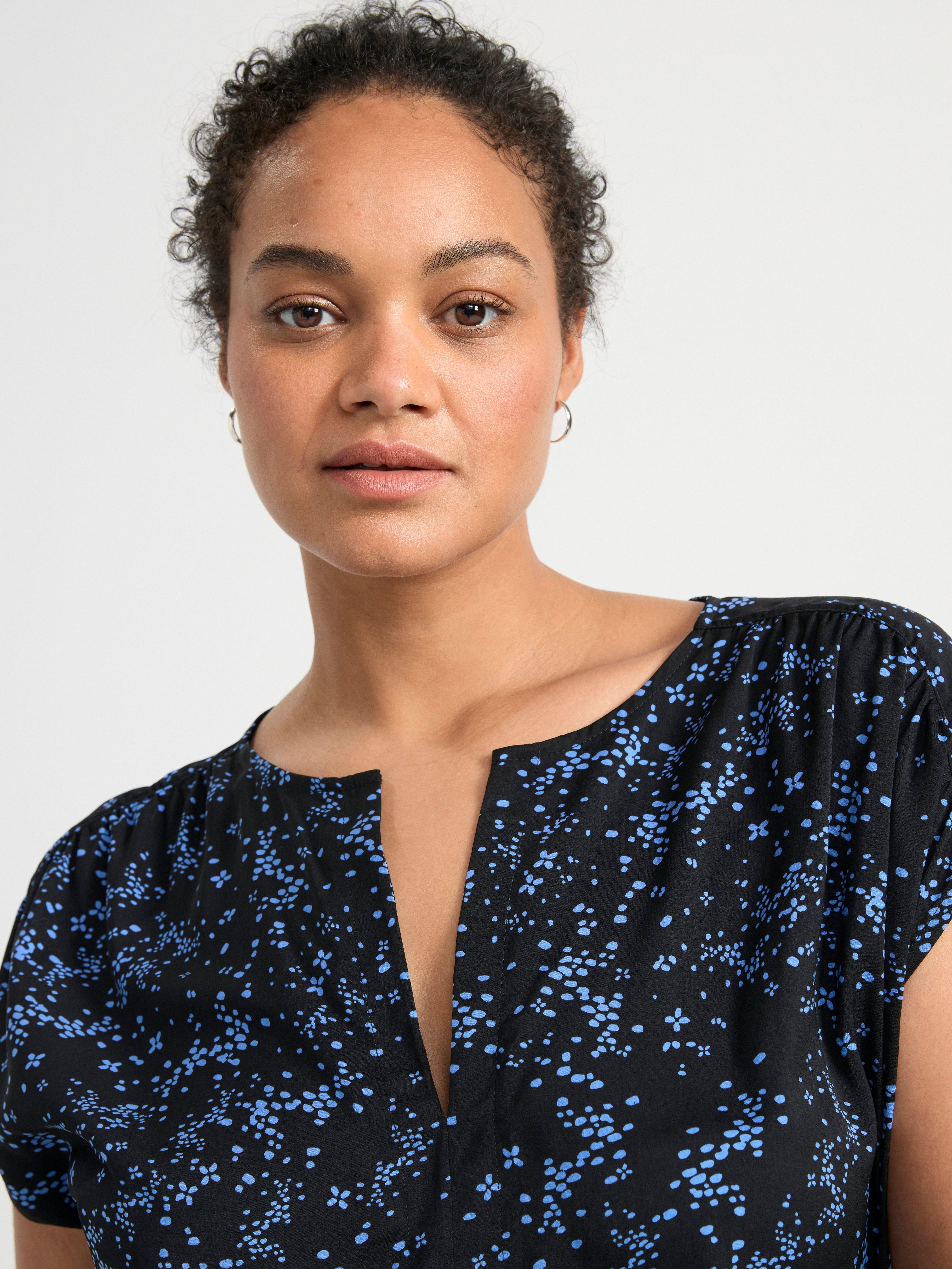 Sleeveless v-neck top Black