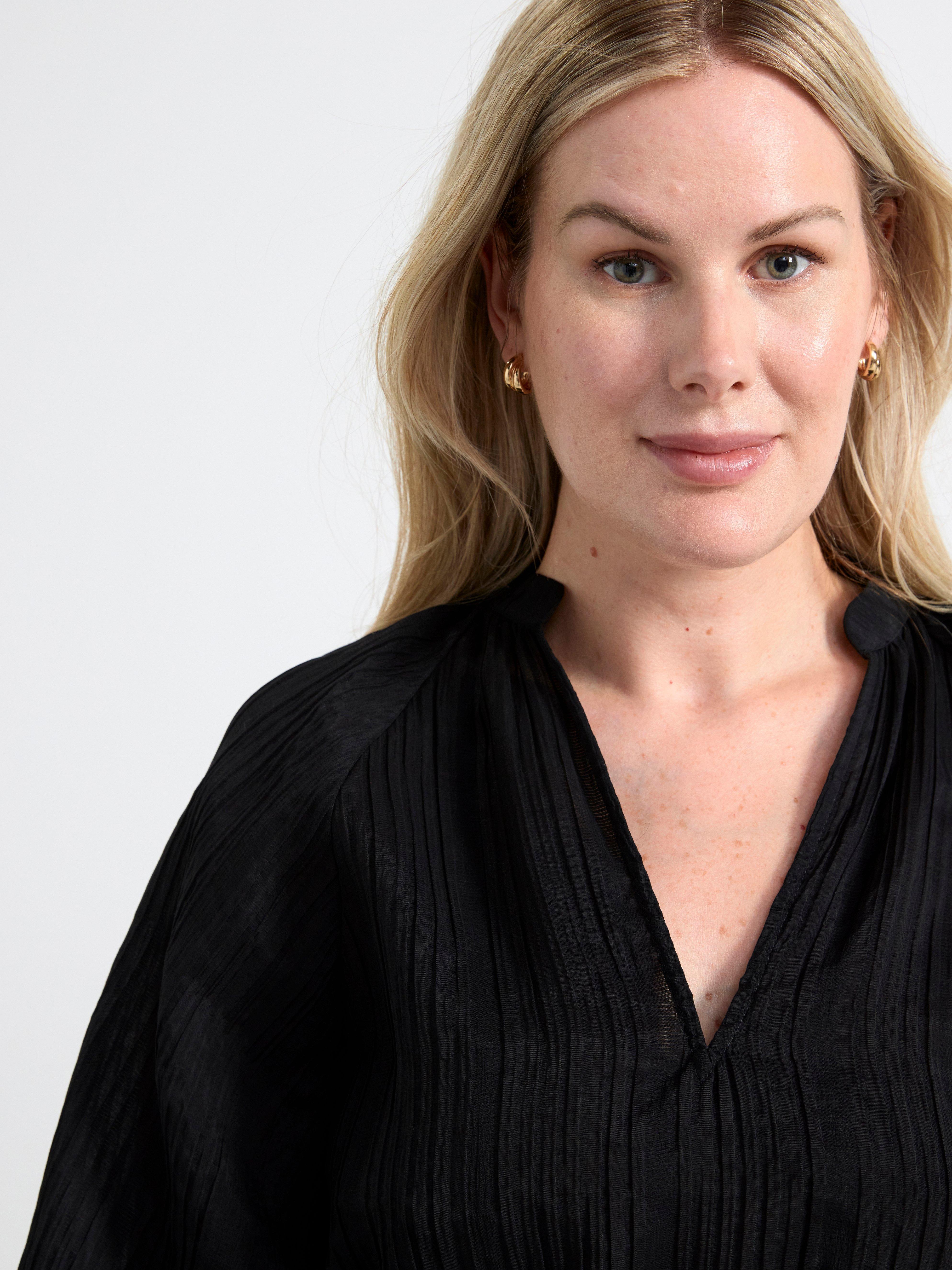 Textured dress with puff sleeves Black