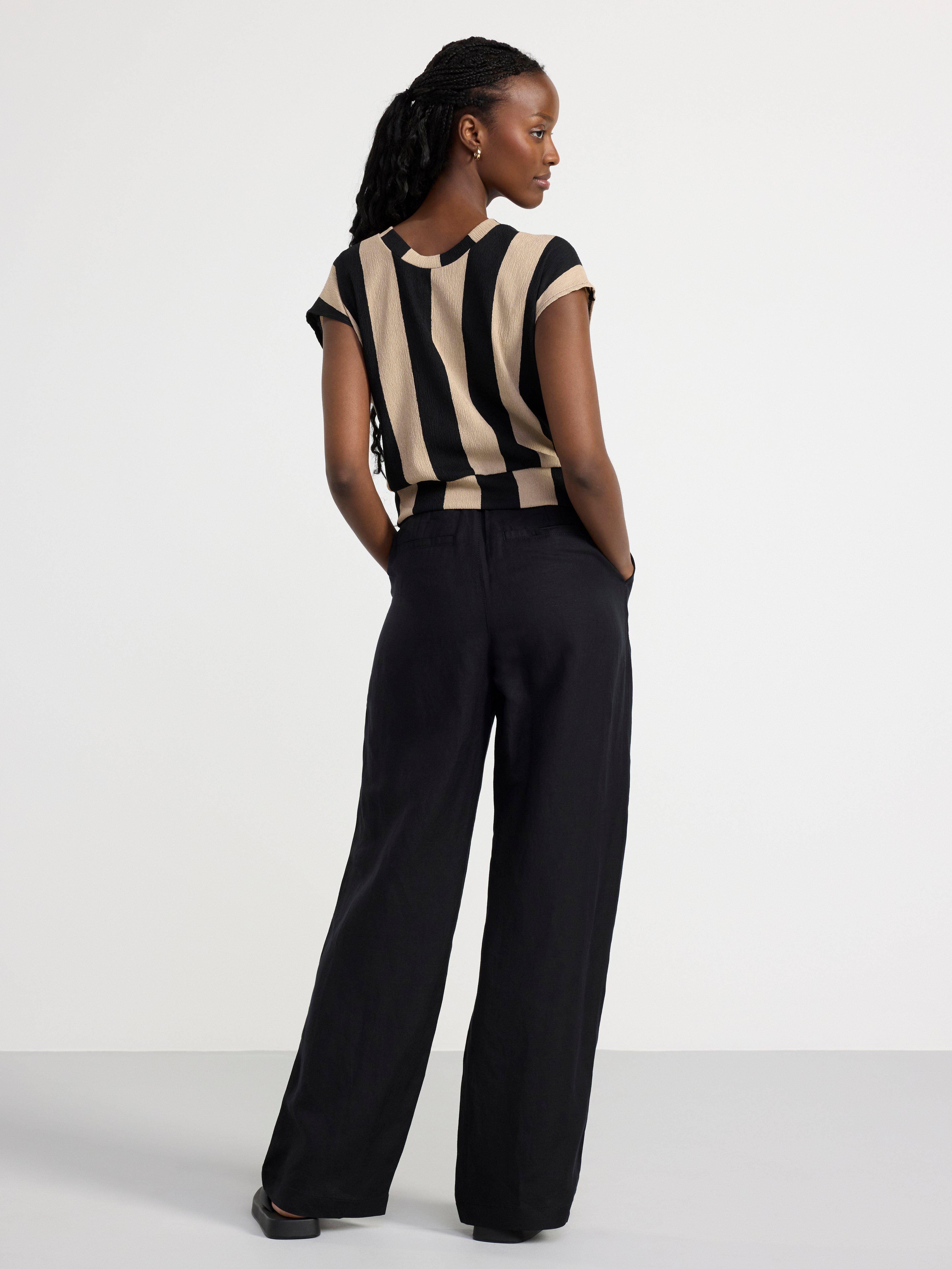 Short sleeve twisted front top Black
