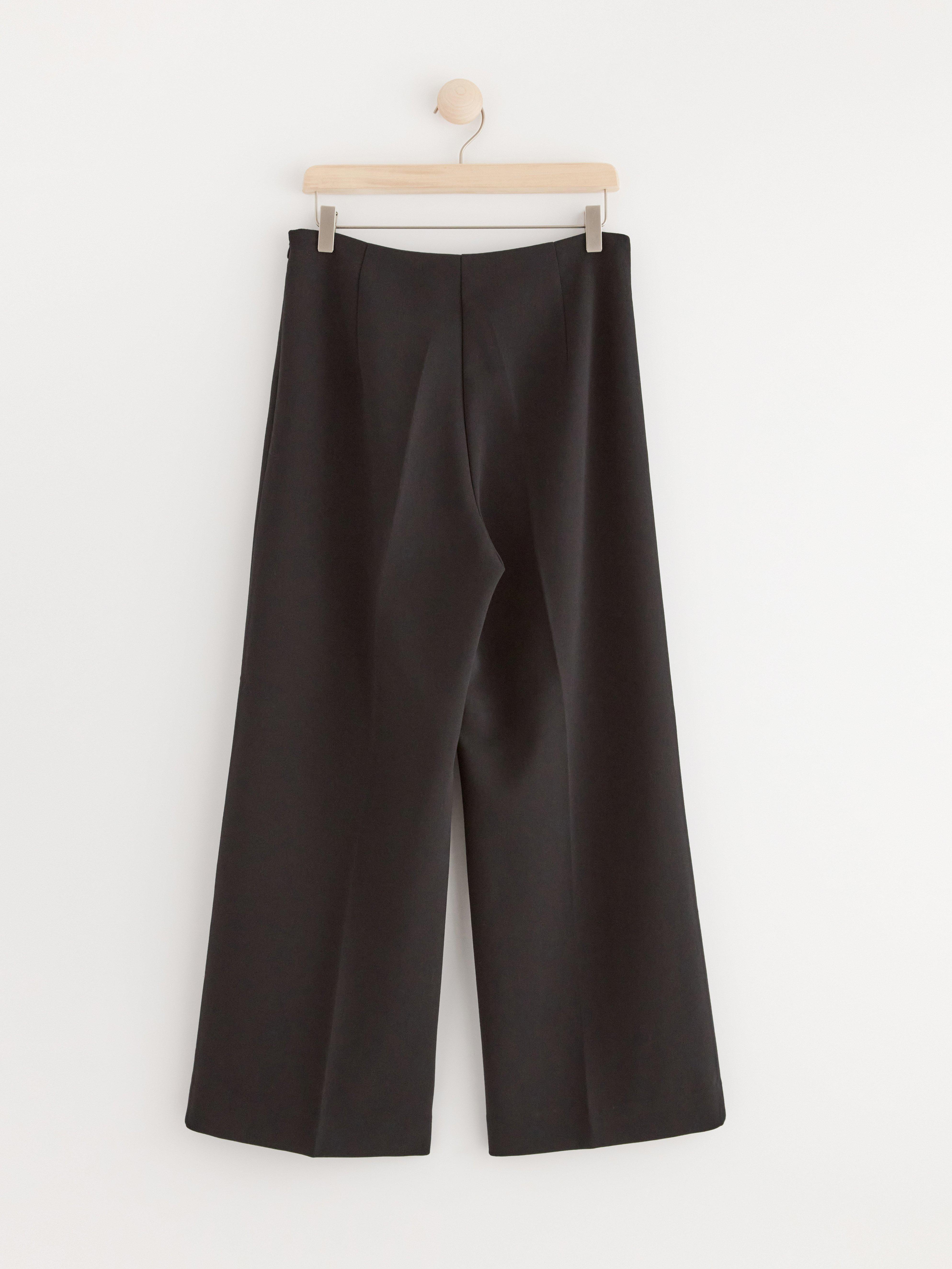LYKKE Trousers with high waist cropped Black
