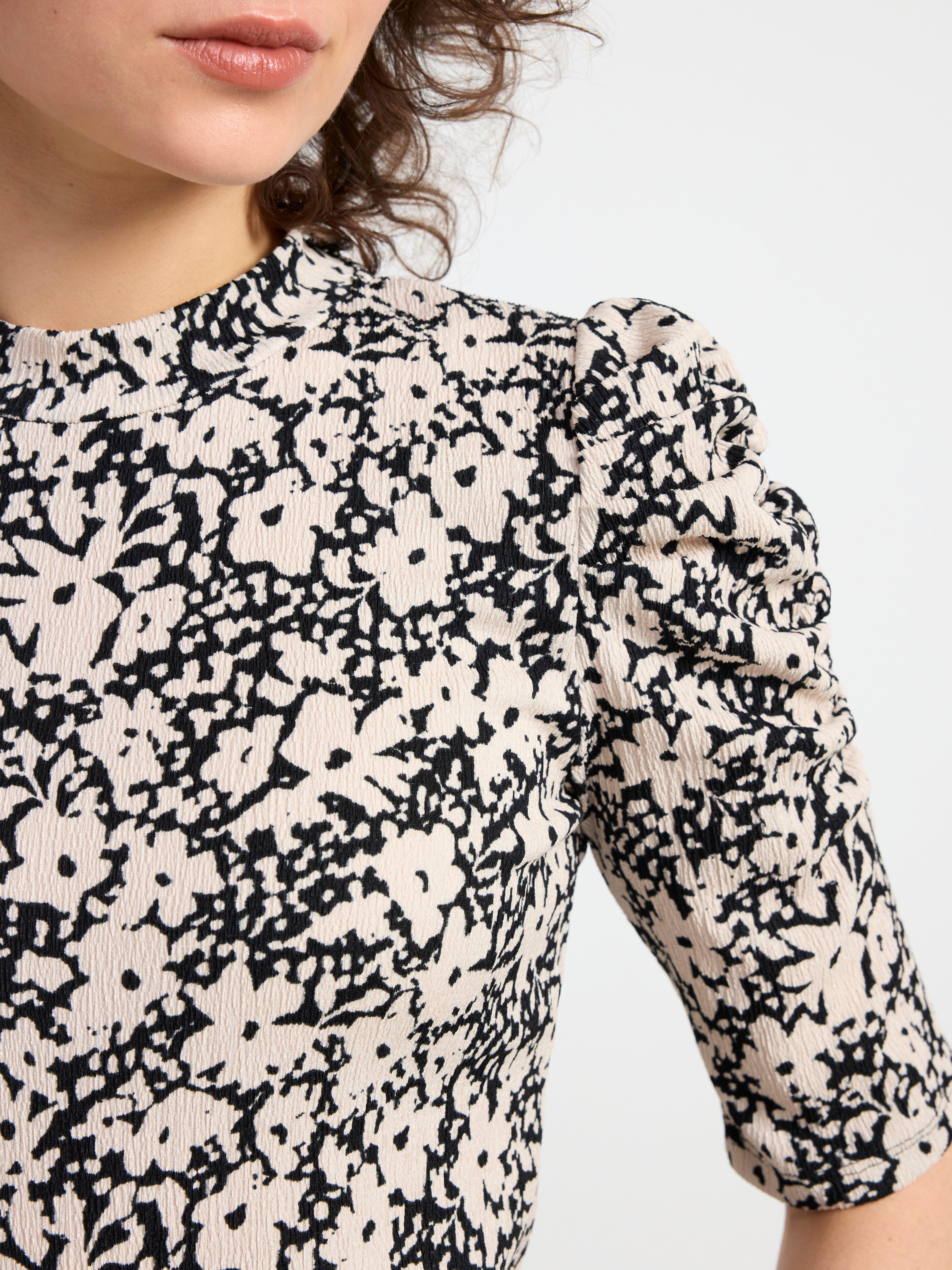 Textured puff sleeve top Black