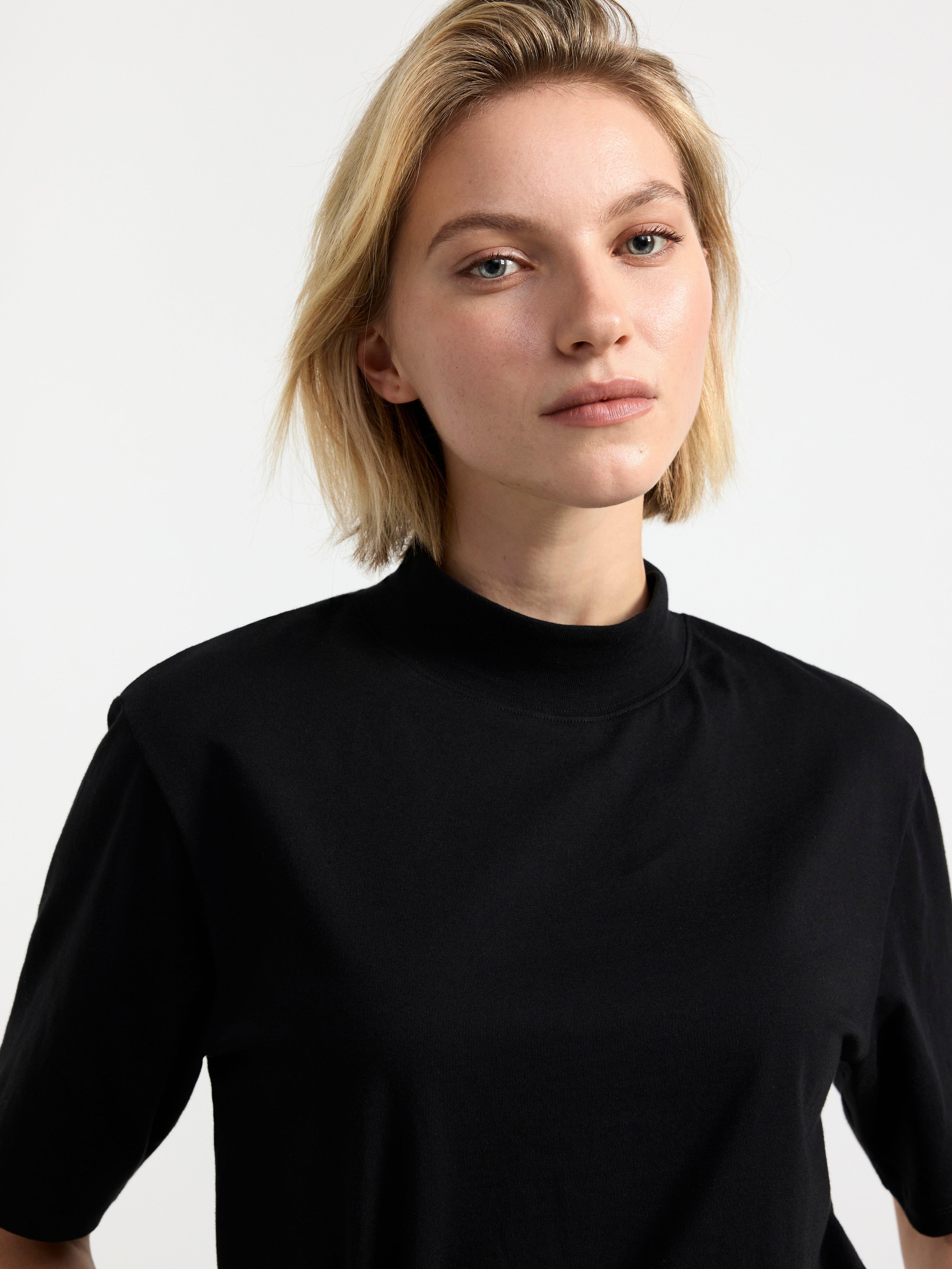 Short sleeve top with mock neck Black