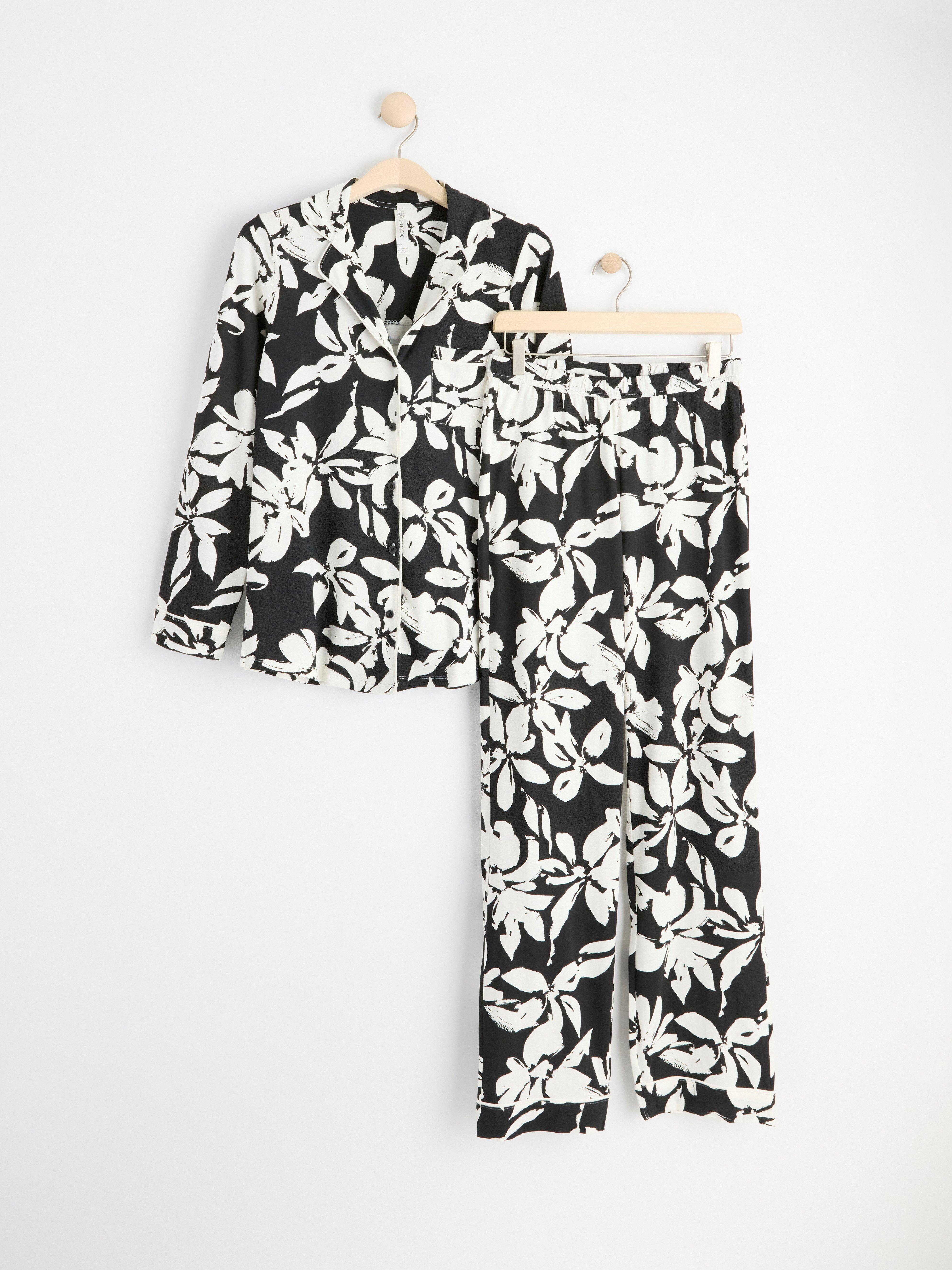 Pyjama set with shirt and trousers. Black