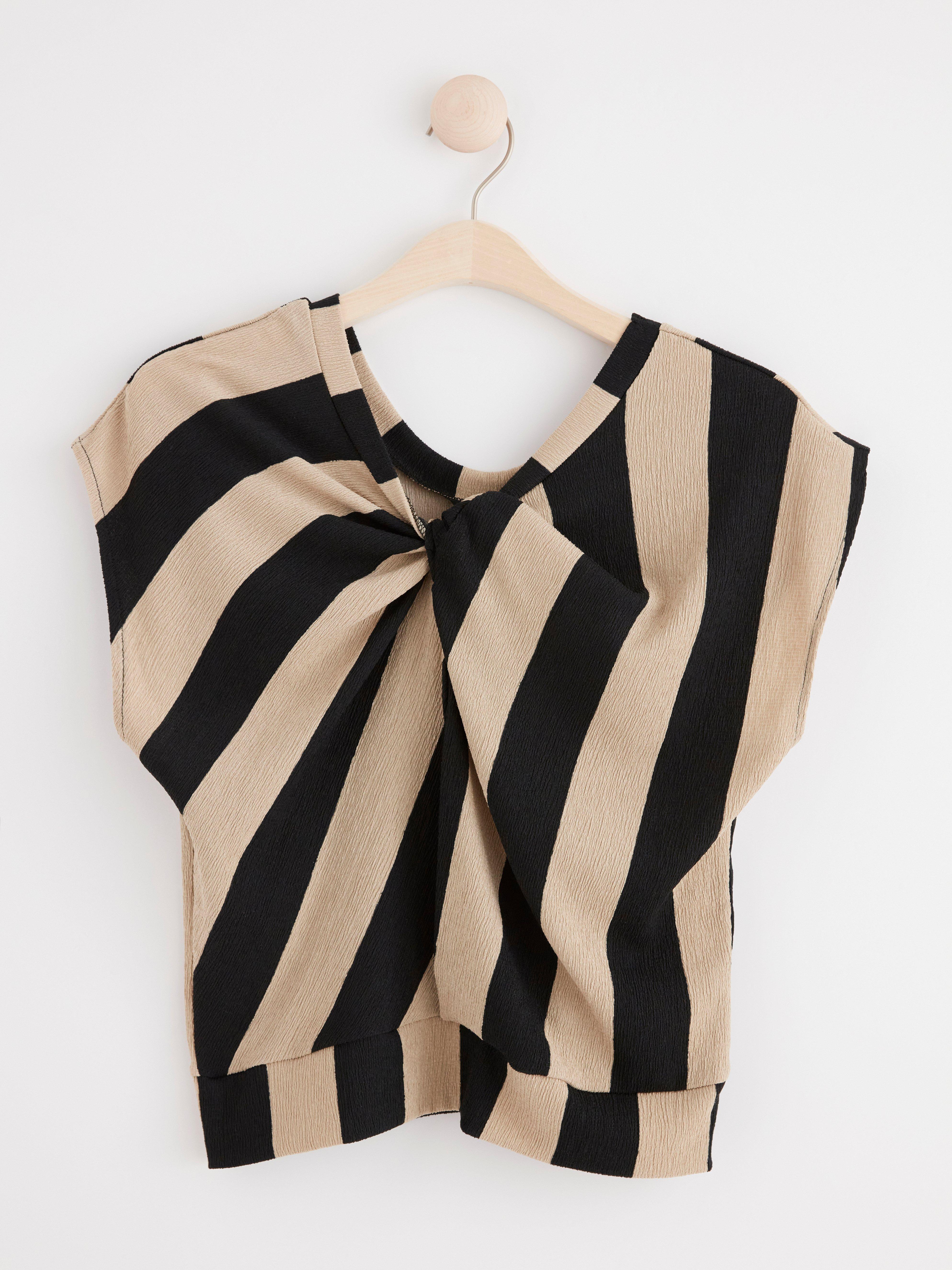Short sleeve twisted front top Black