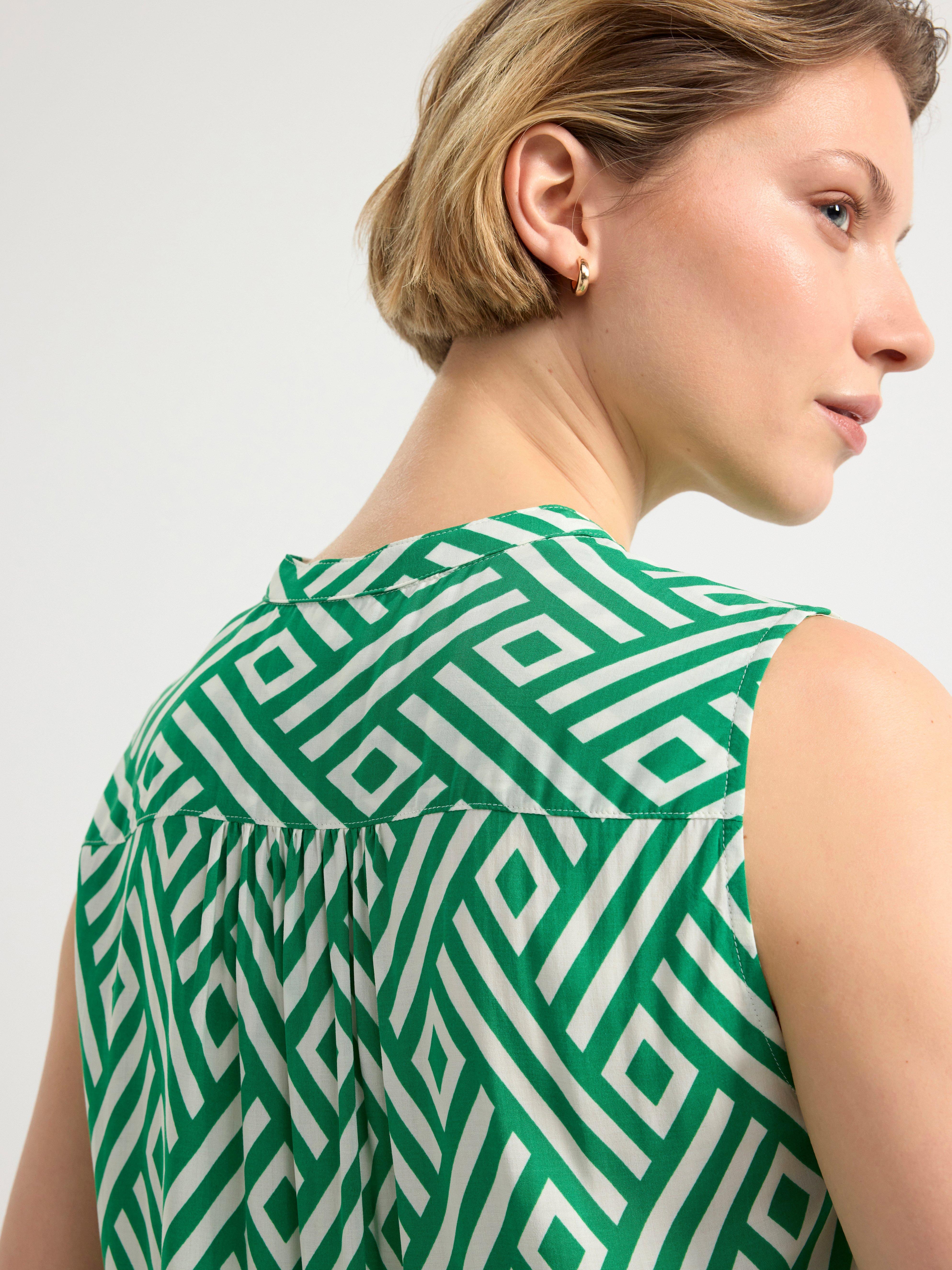 Sleeveless blouse with pattern Green