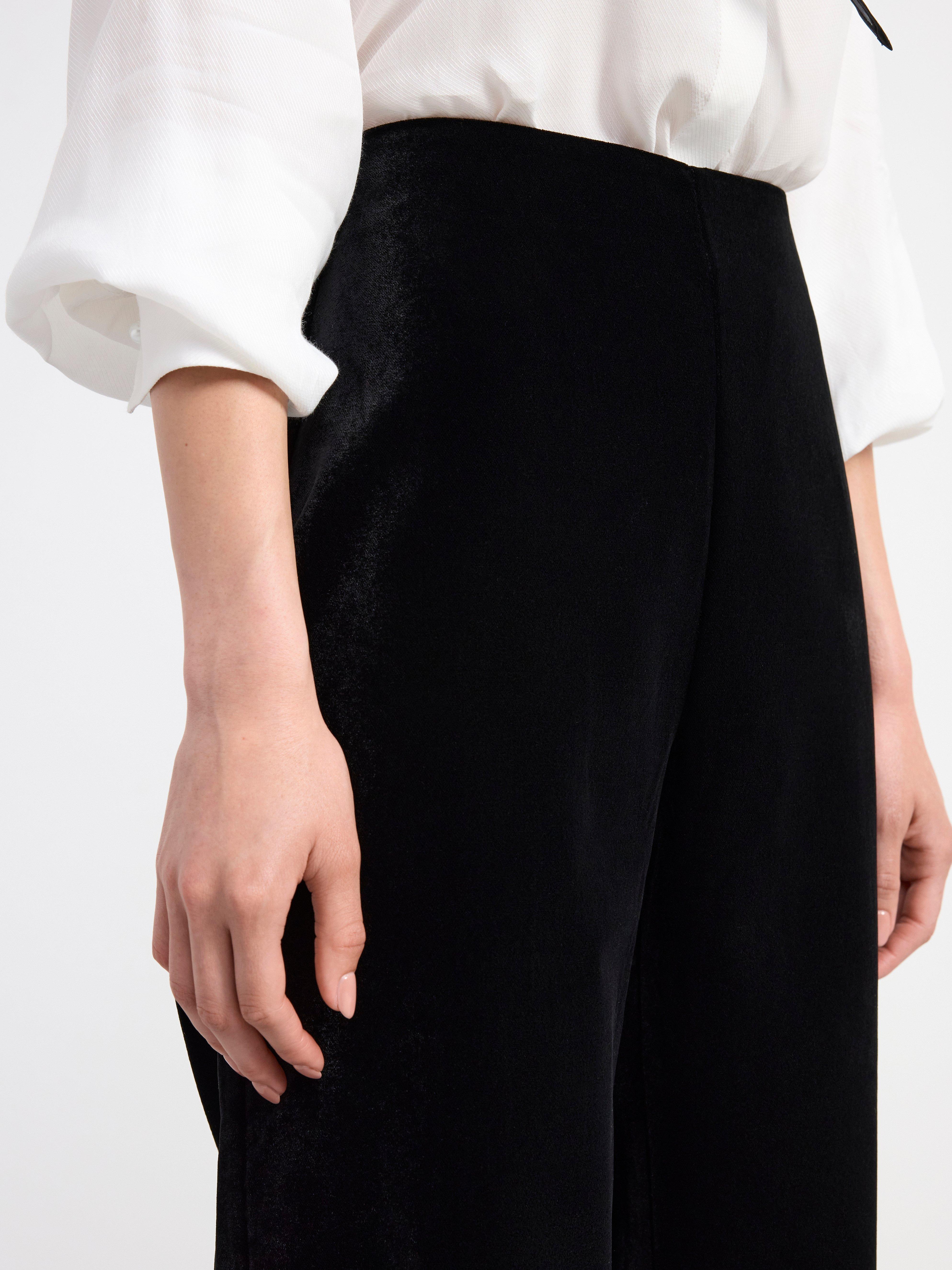 LYKKE Wide high waist cropped velvet trousers Black
