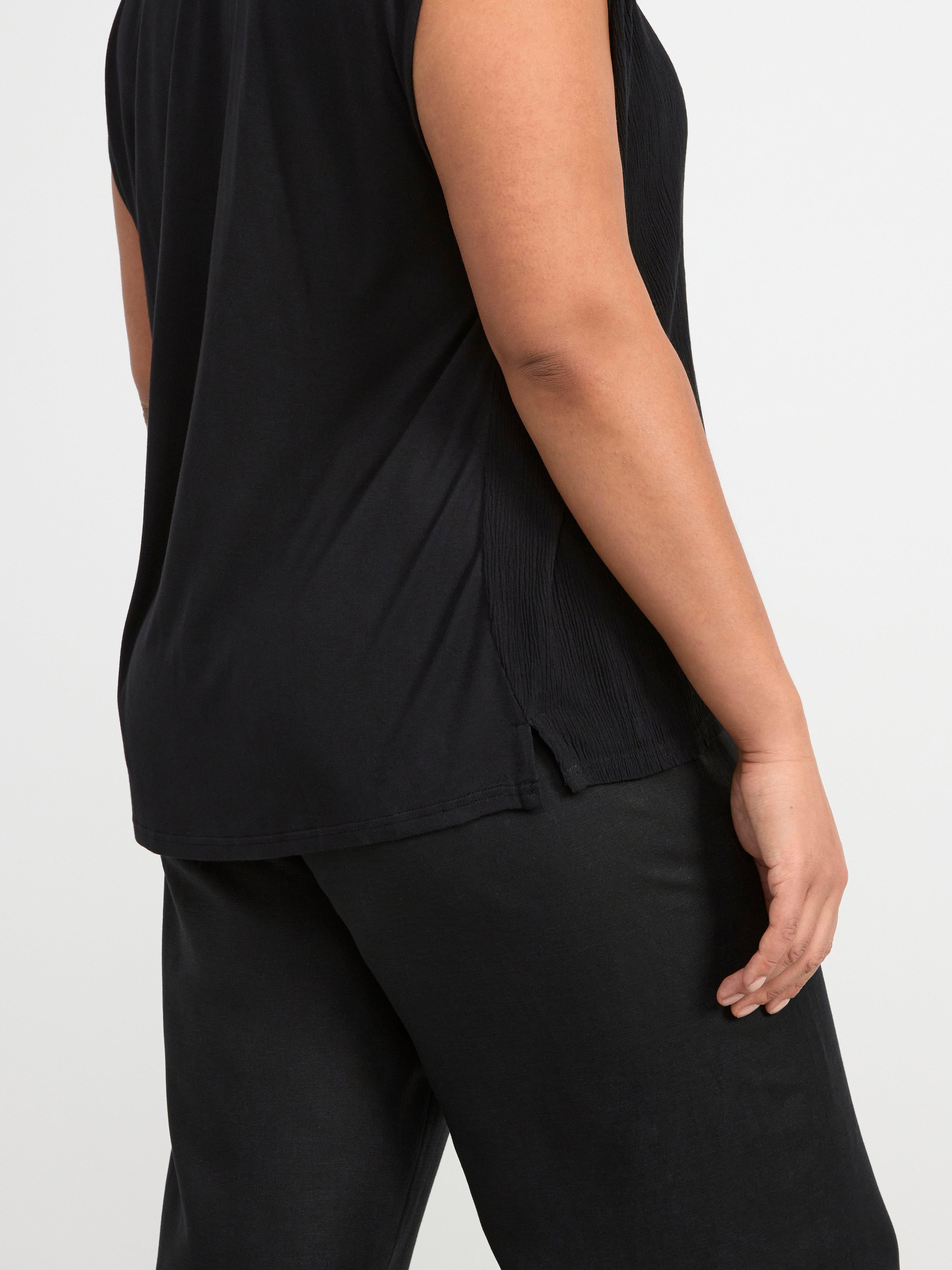 Sleeveless v-neck top with texture Black