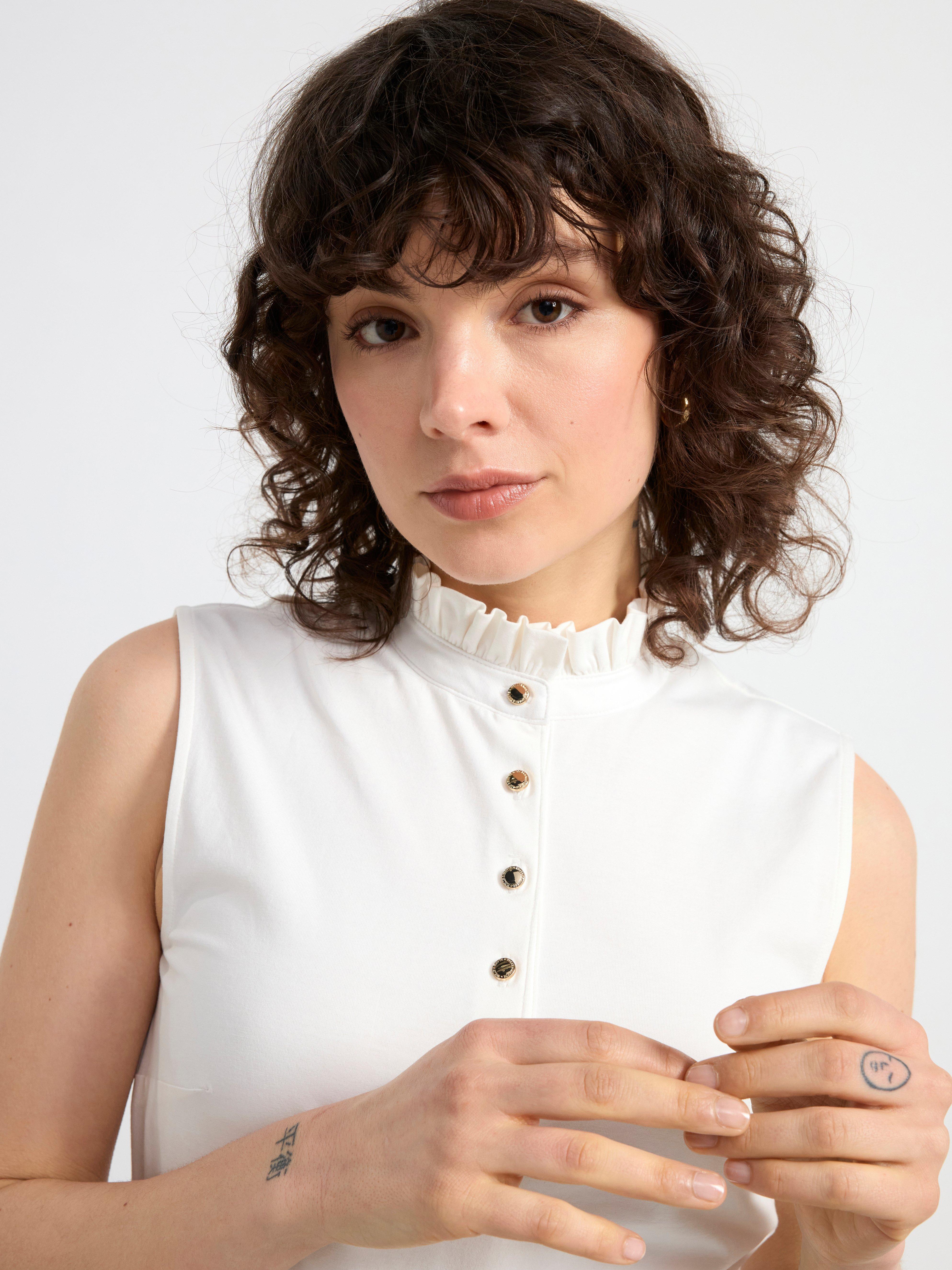 Sleeveless top with frill collar Off White