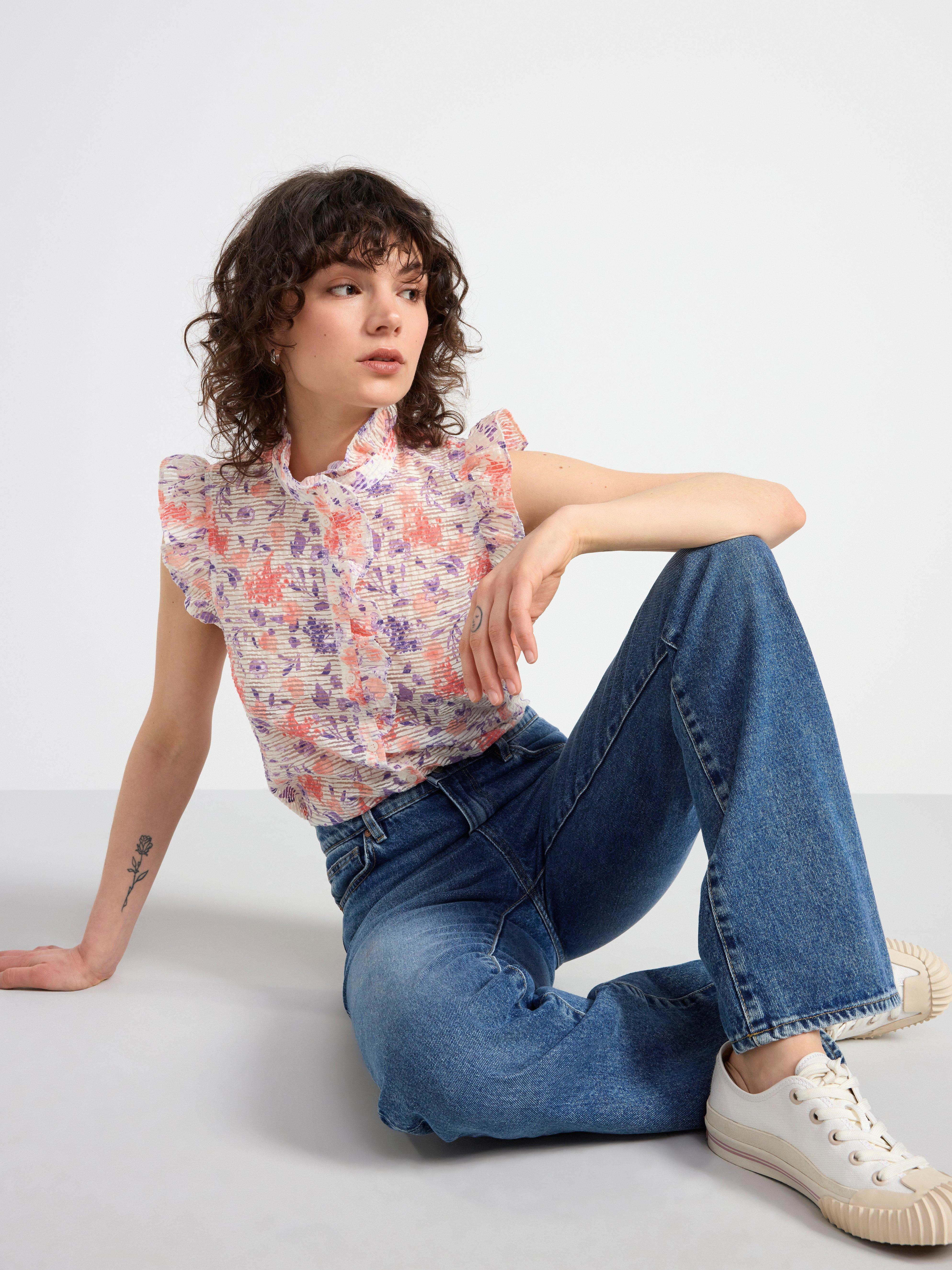 Sleeveless blouse with frills Coral