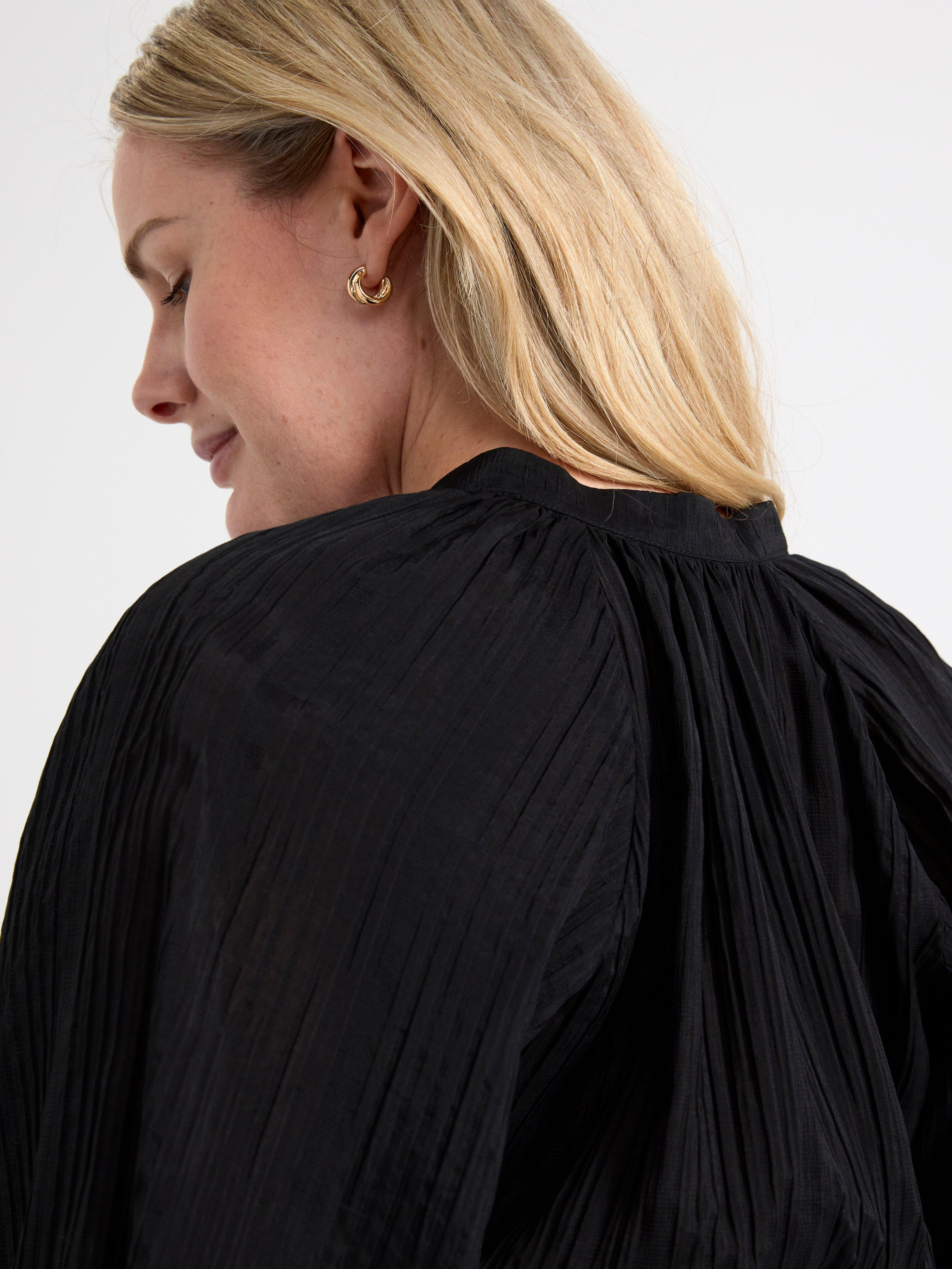 Textured dress with puff sleeves Black