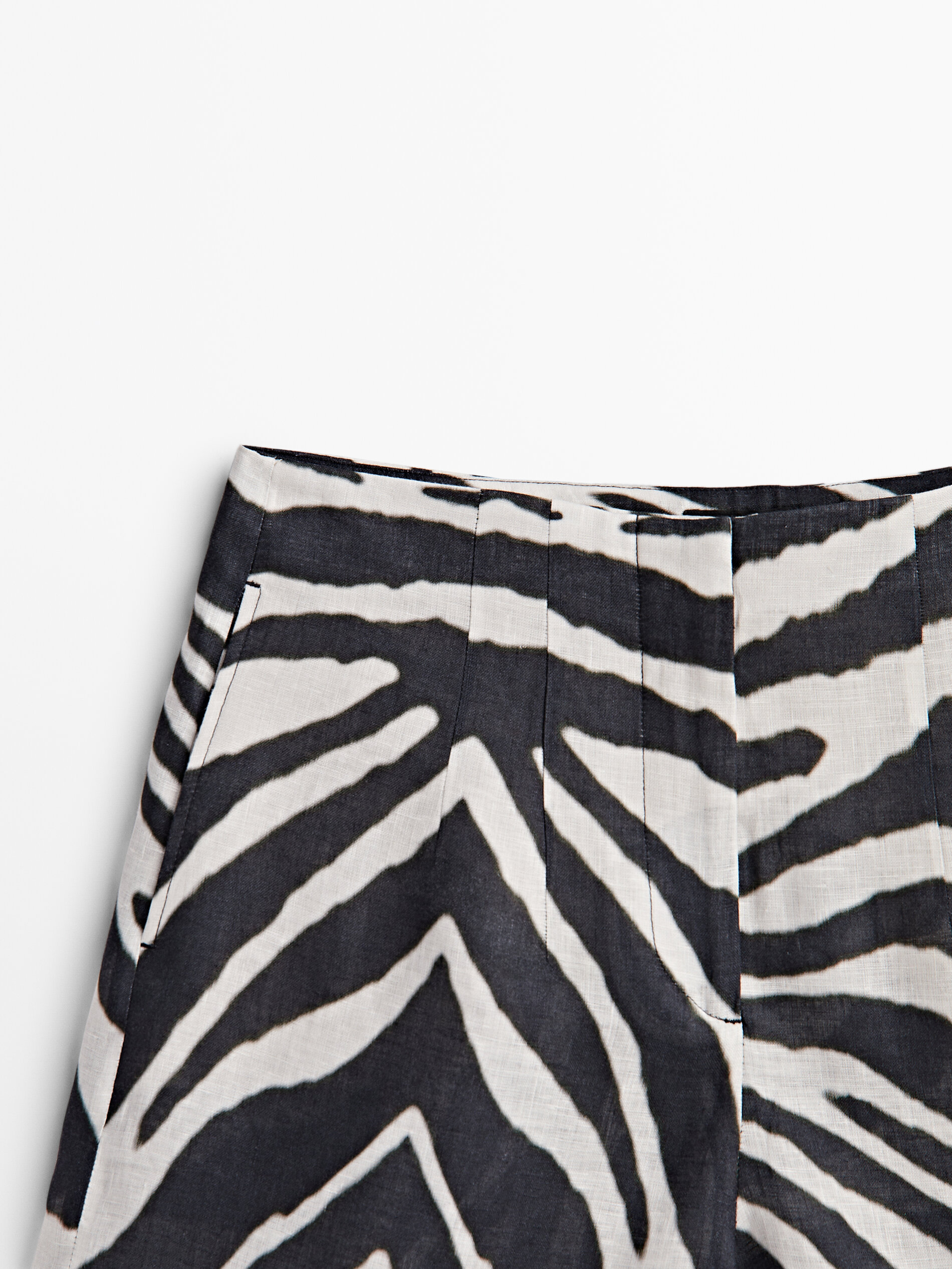 Bermuda lino estampado cebra - NEGRO