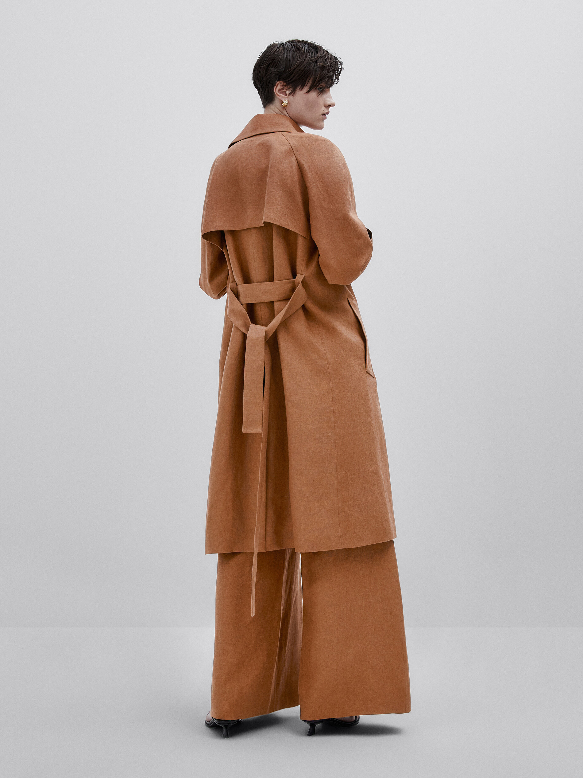 Gabardina lino cinturón -Studio - CAMEL