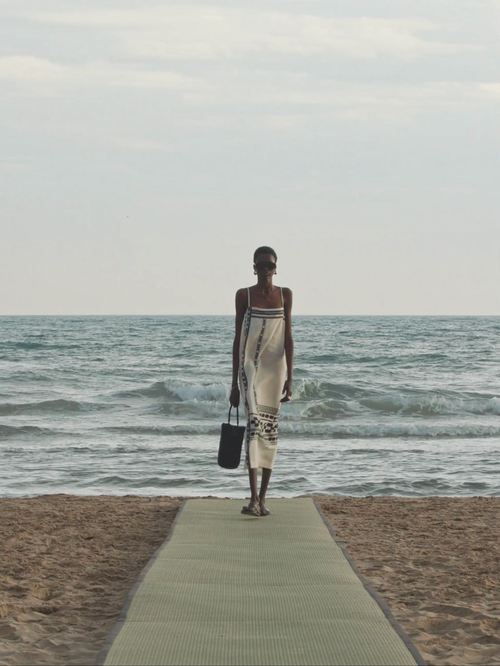 Vestido midi tirantes detalle cenefa - CRUDO