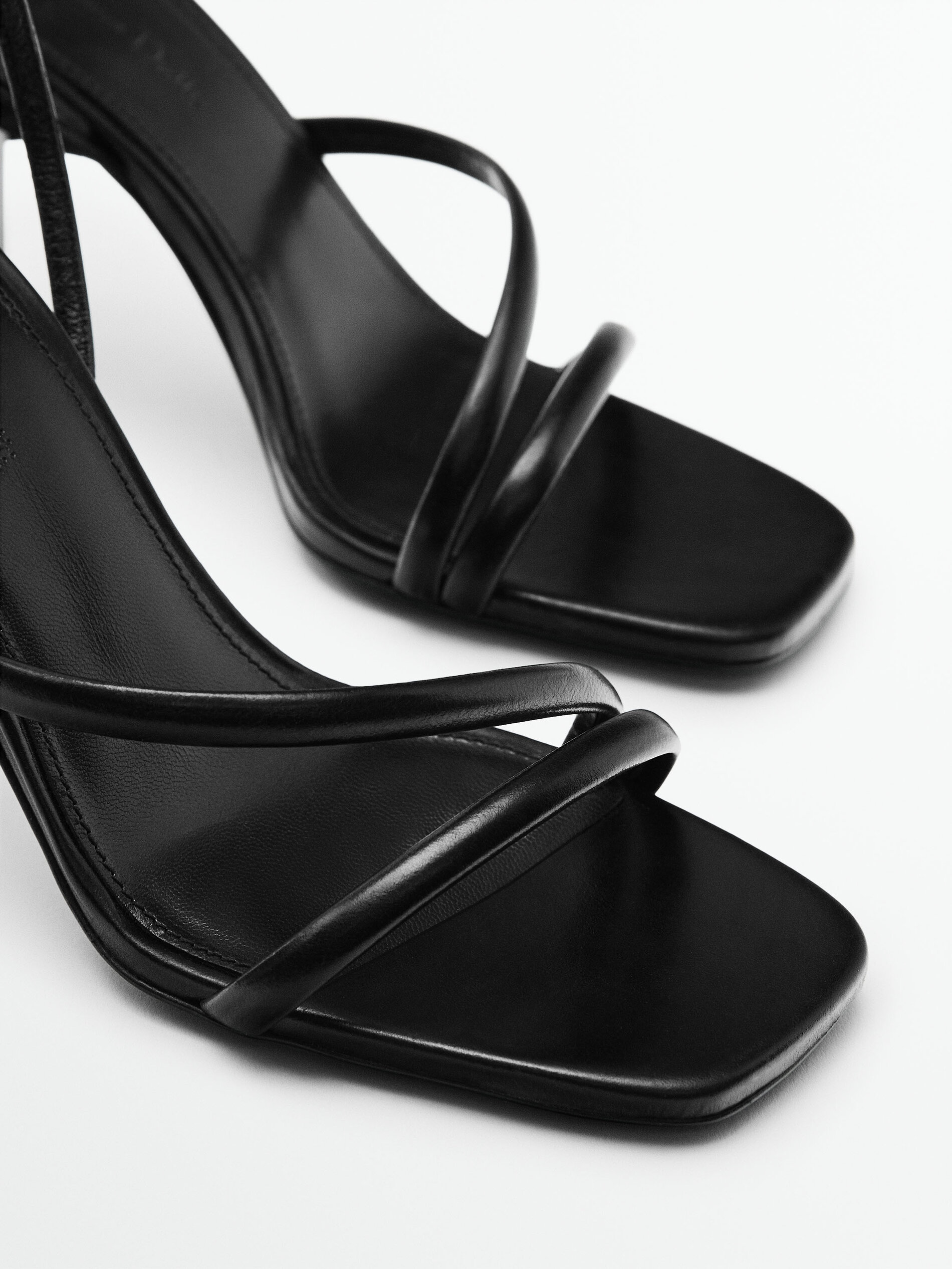 SANDALIA TACÓN TIRAS CON PULSERA - NEGRO