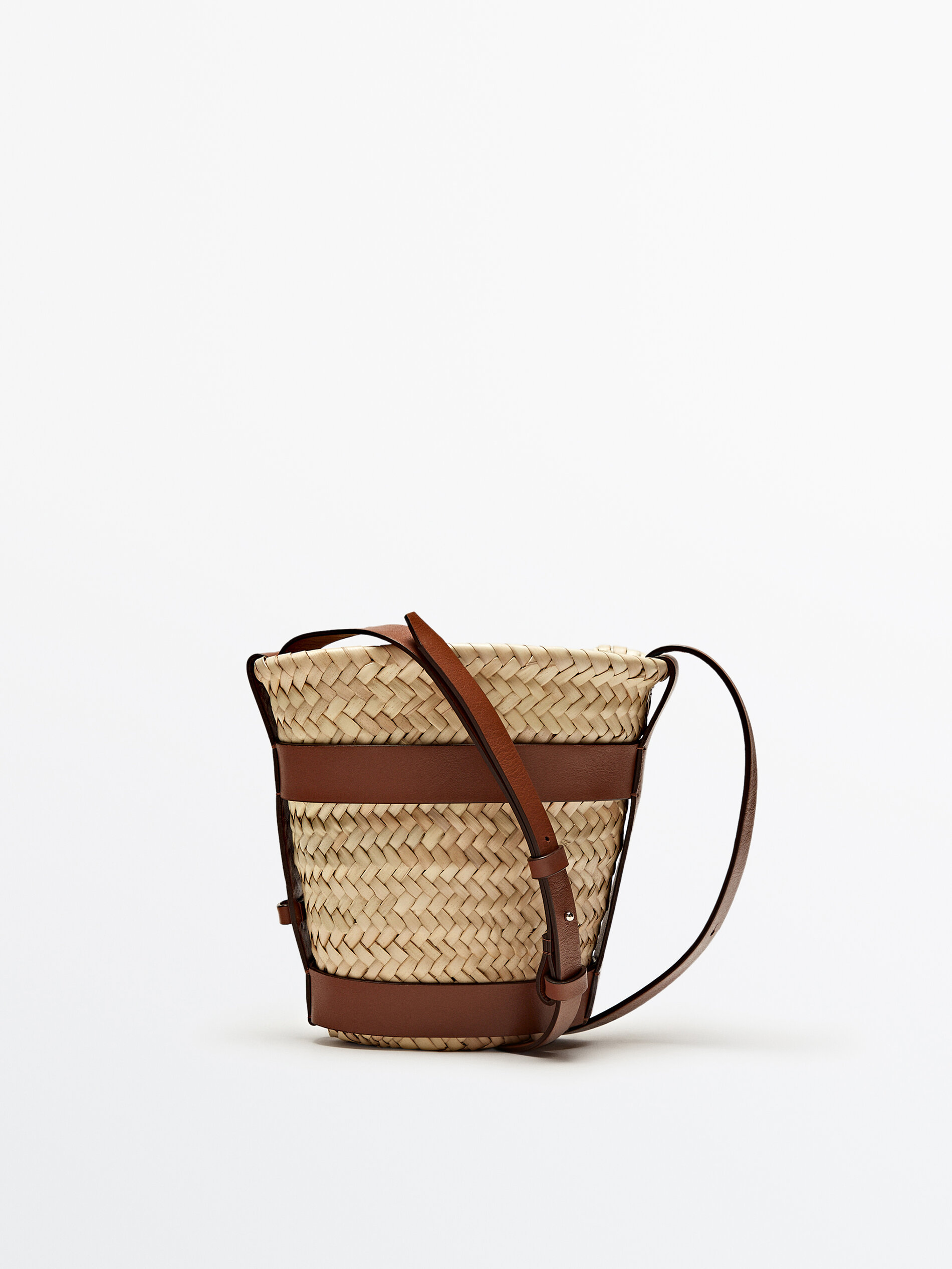 Bolso mini cesta trenzada + pouch extraíble - CUERO