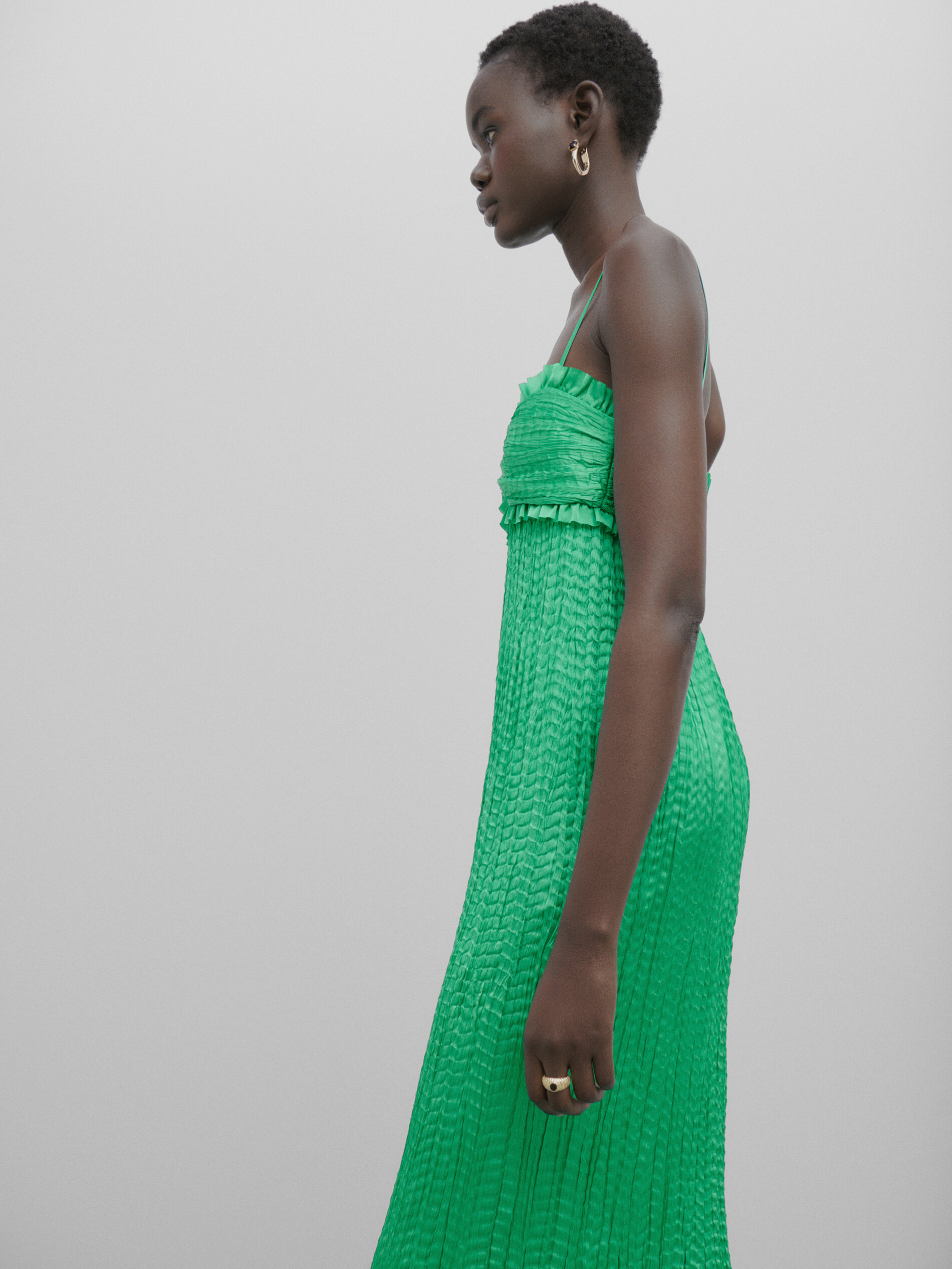 Vestido plisado escote volantes -Studio - VERDE