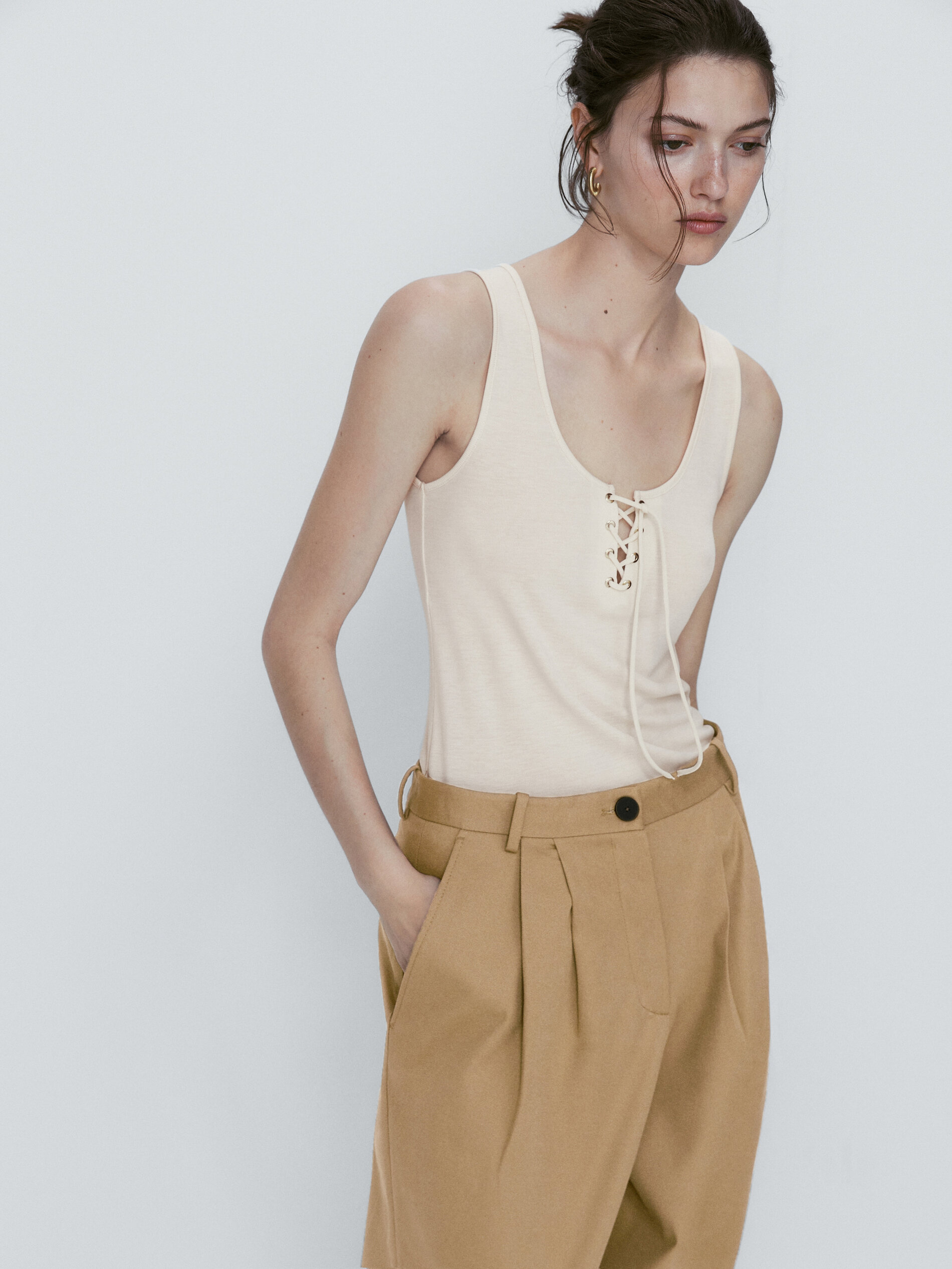 Camiseta escote entrelazado sin mangas - CRUDO