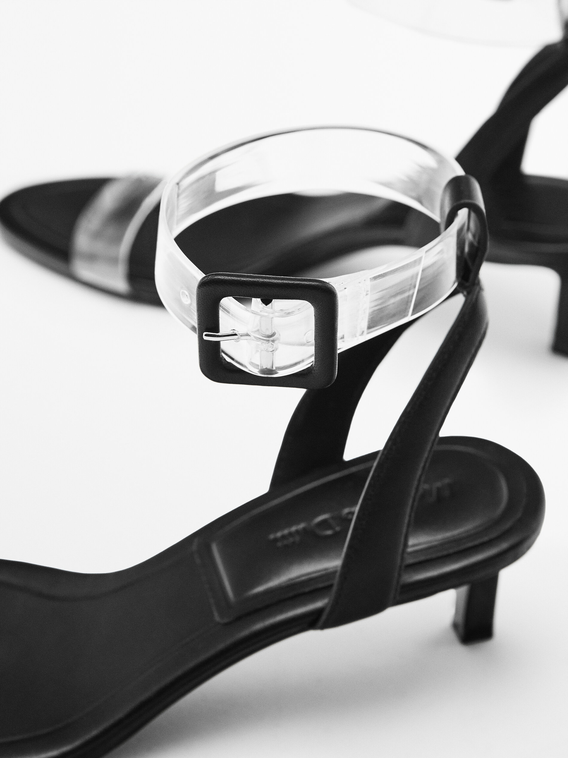 SANDALIA VINILO TACÓN - NEGRO