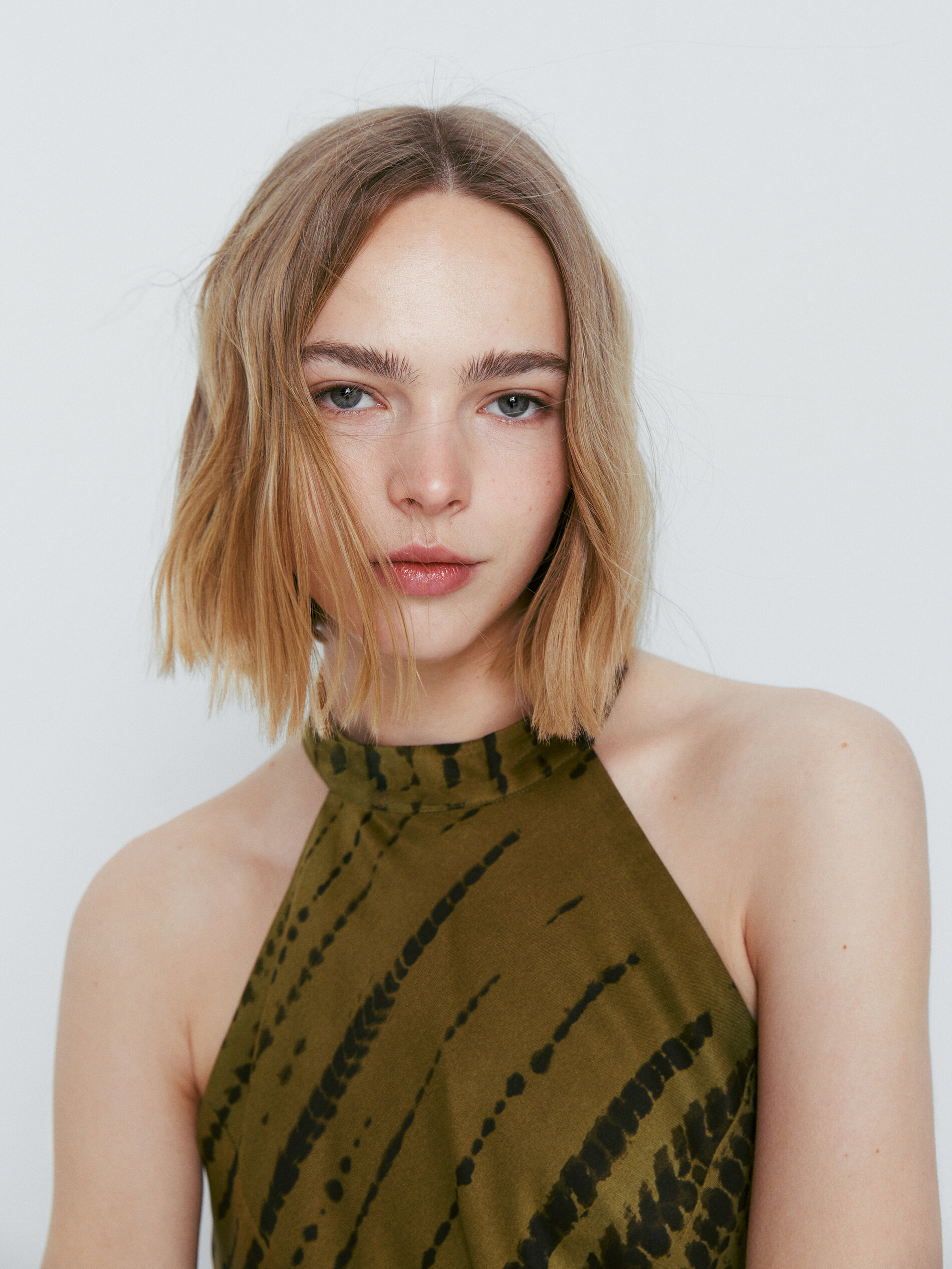 Vestido largo halter estampado - MARRÓN