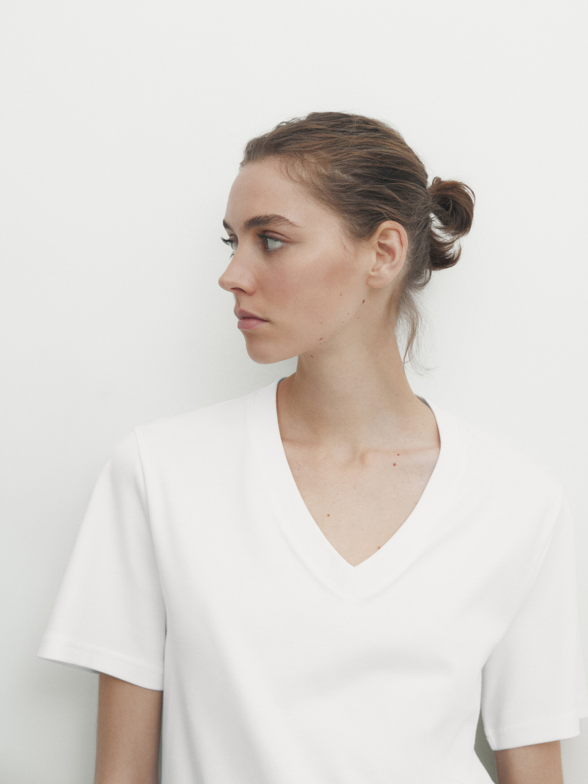 Camiseta cuello pico algodón - CRUDO