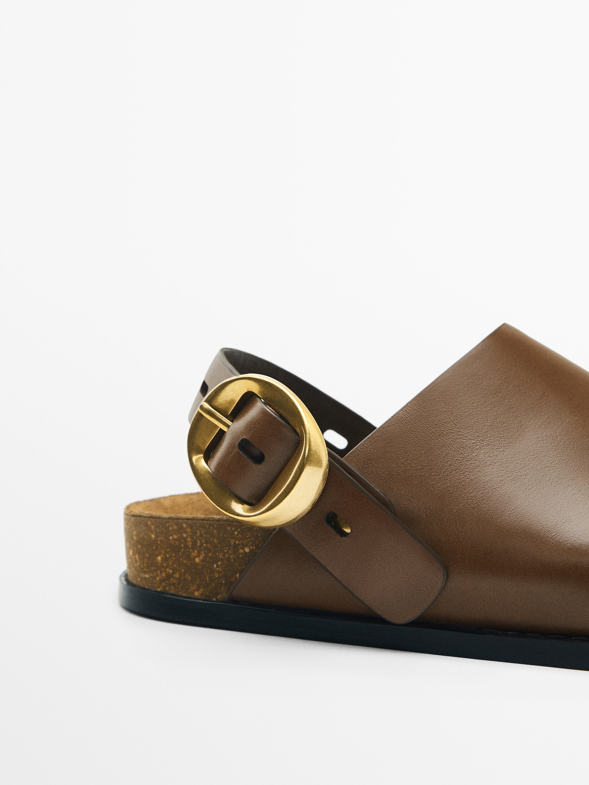 Zueco piel hebilla metálica - CUERO