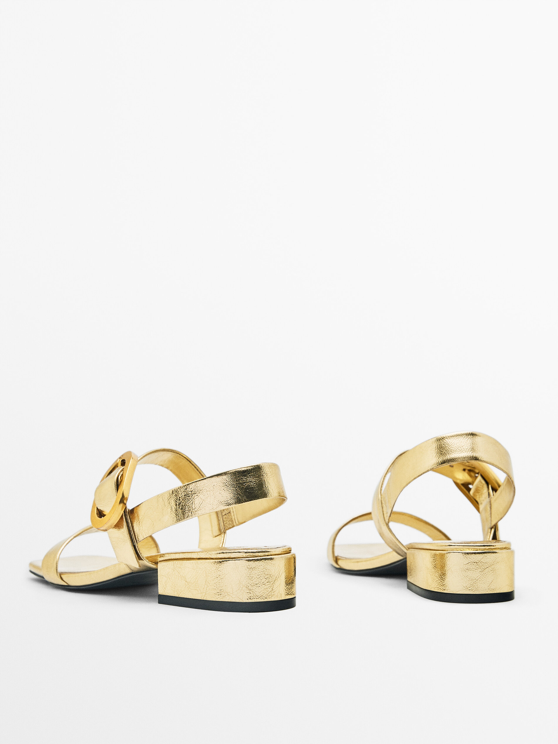 Sandalia tacón piel detalle hebilla - DORADO