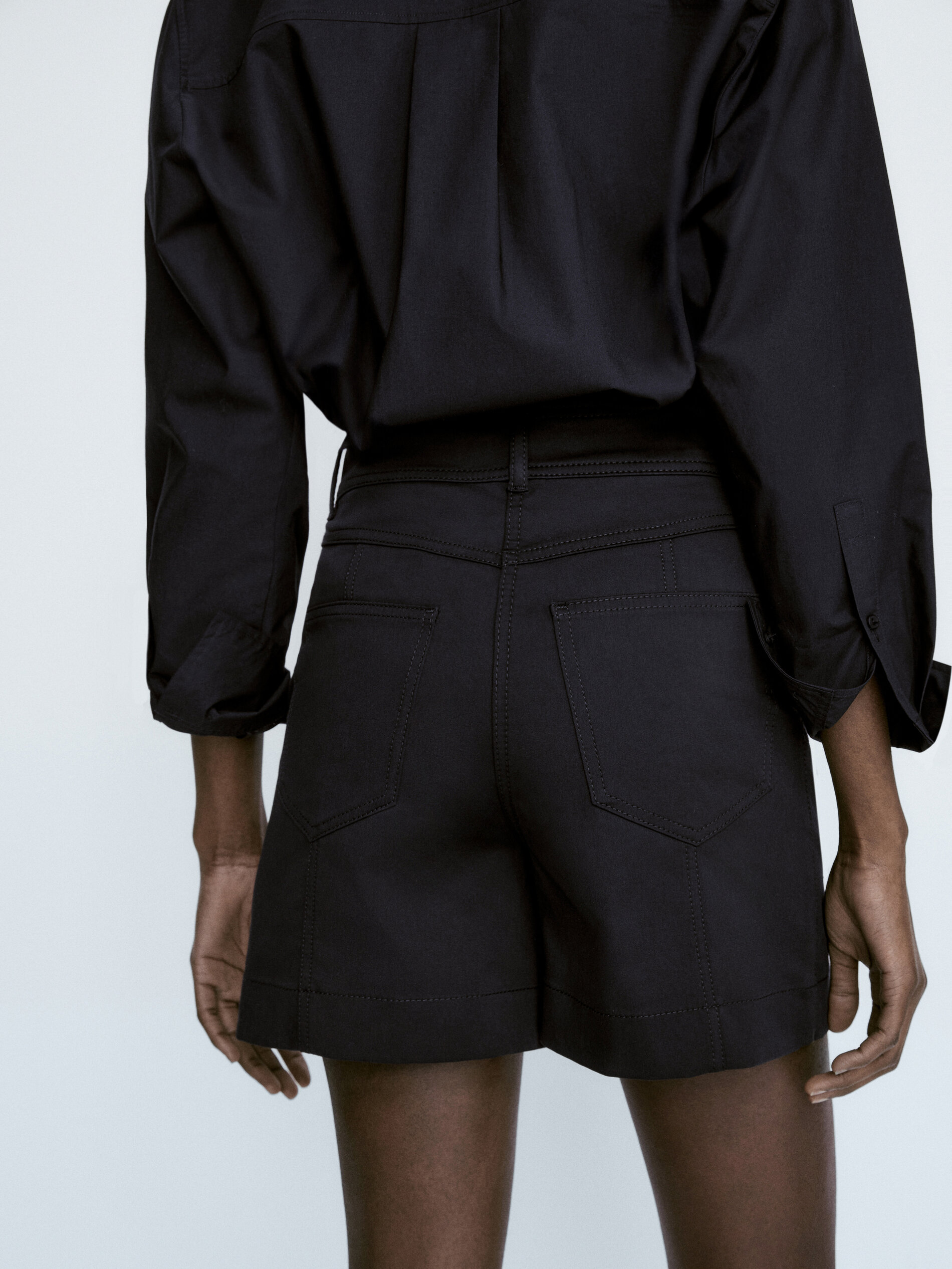 Bermuda con algodón detalle pespuntes - AZUL MARINO