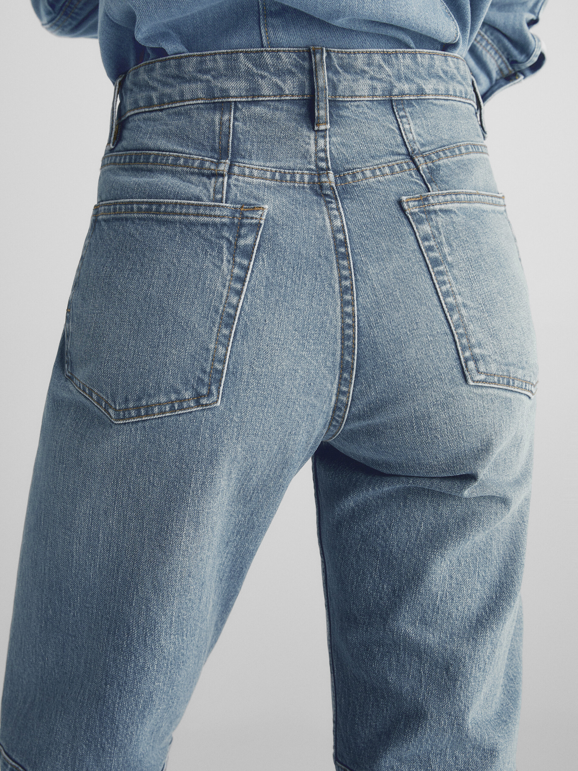 Pantalón vaquero tiro medio slim fit costuras - Azul Claro