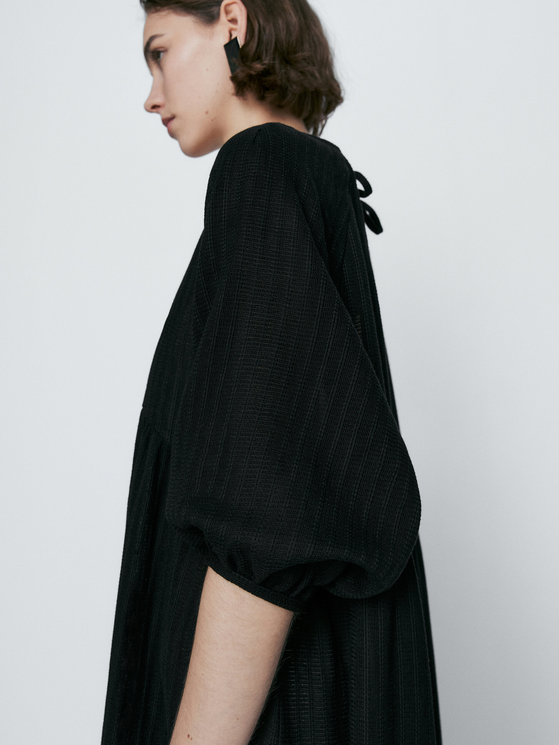 Vestido midi estructura manga abullonada - NEGRO