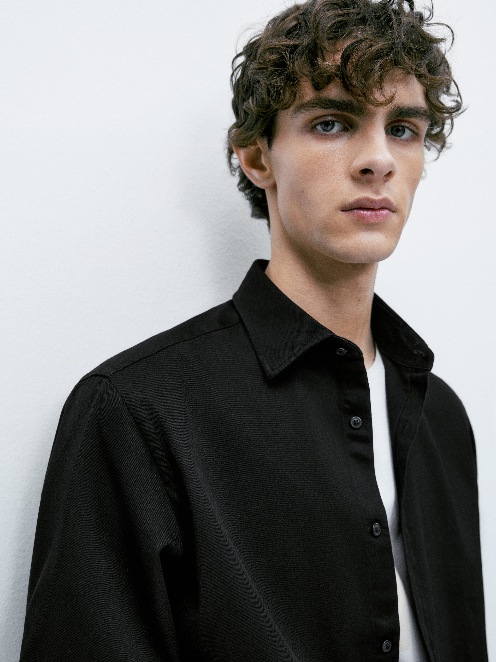 Camisa denim 100% algodón regular fit - NEGRO