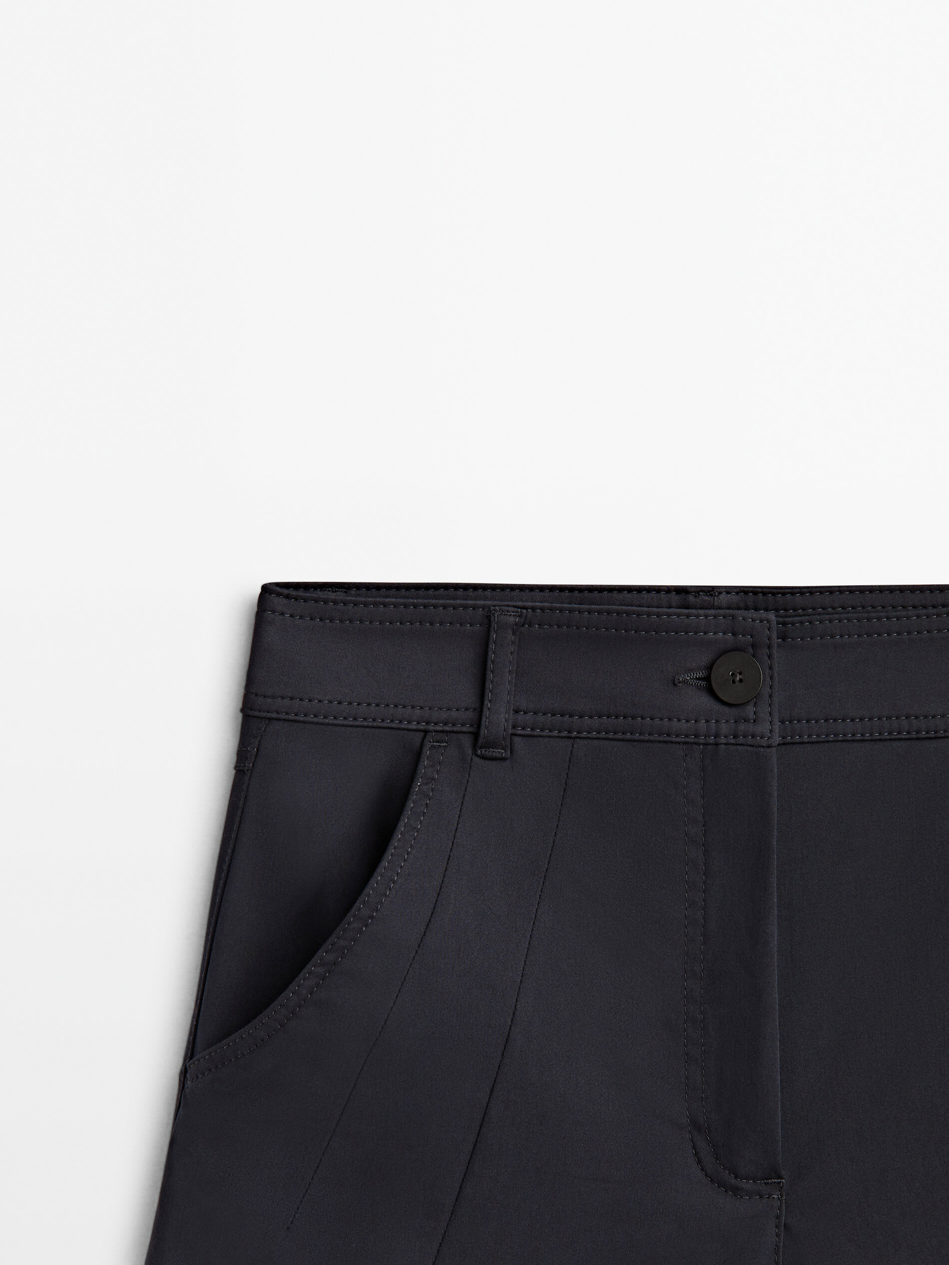 Bermuda con algodón detalle pespuntes - AZUL MARINO