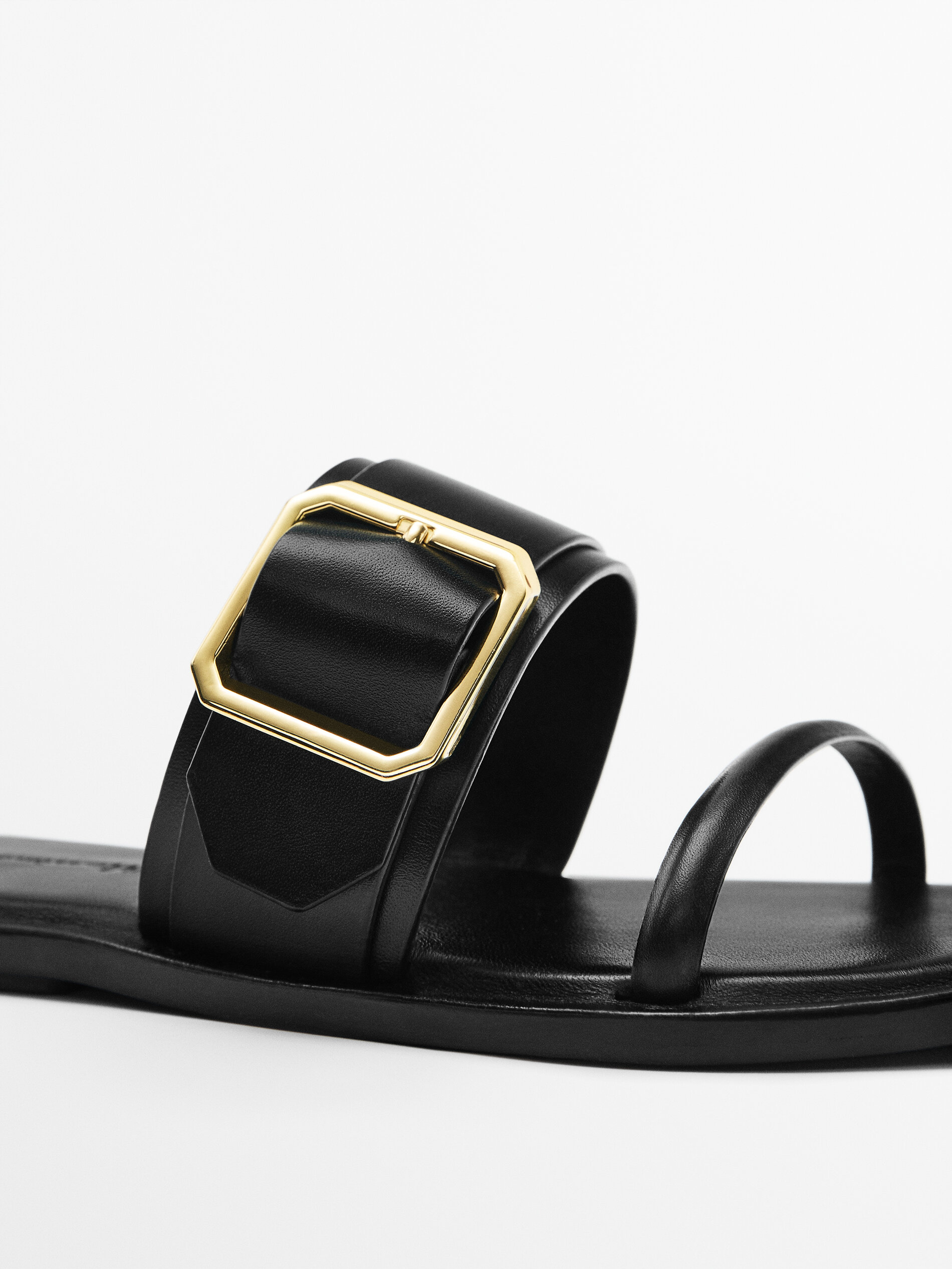 SANDALIA TIRA ANCHA CON HEBILLA - NEGRO