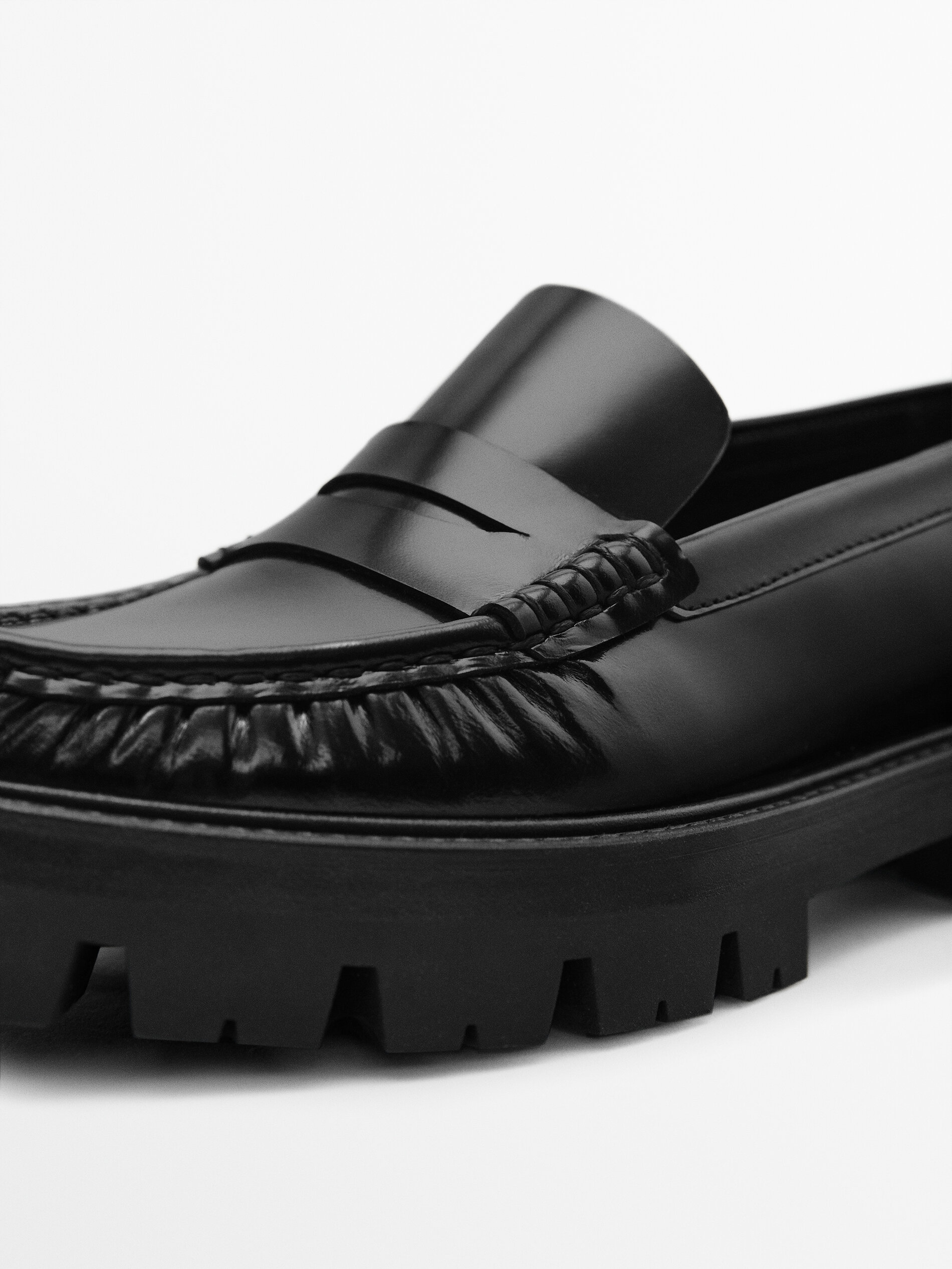 Mocasín piel piso track - NEGRO