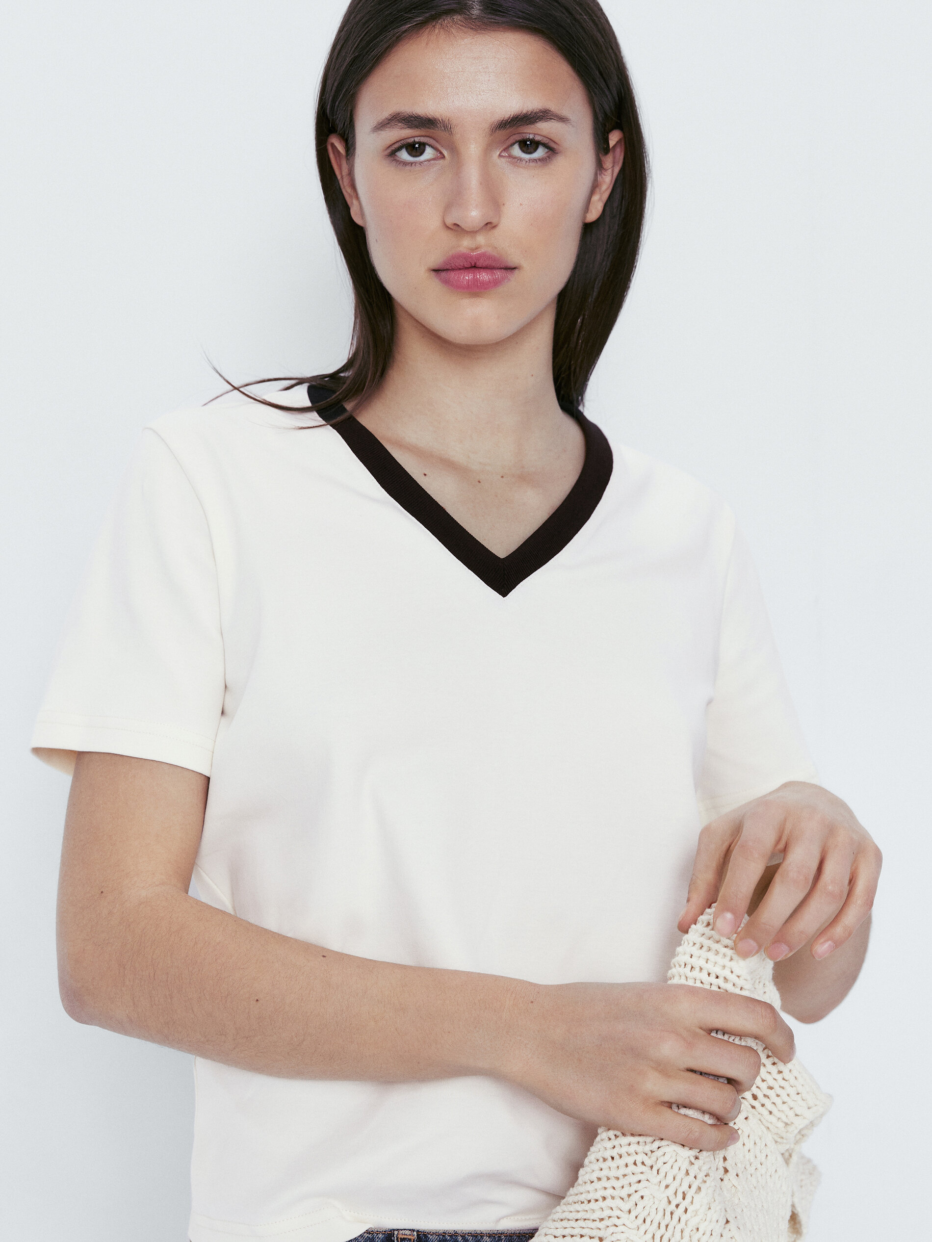 Camiseta cuello pico contraste algodón - CRUDO