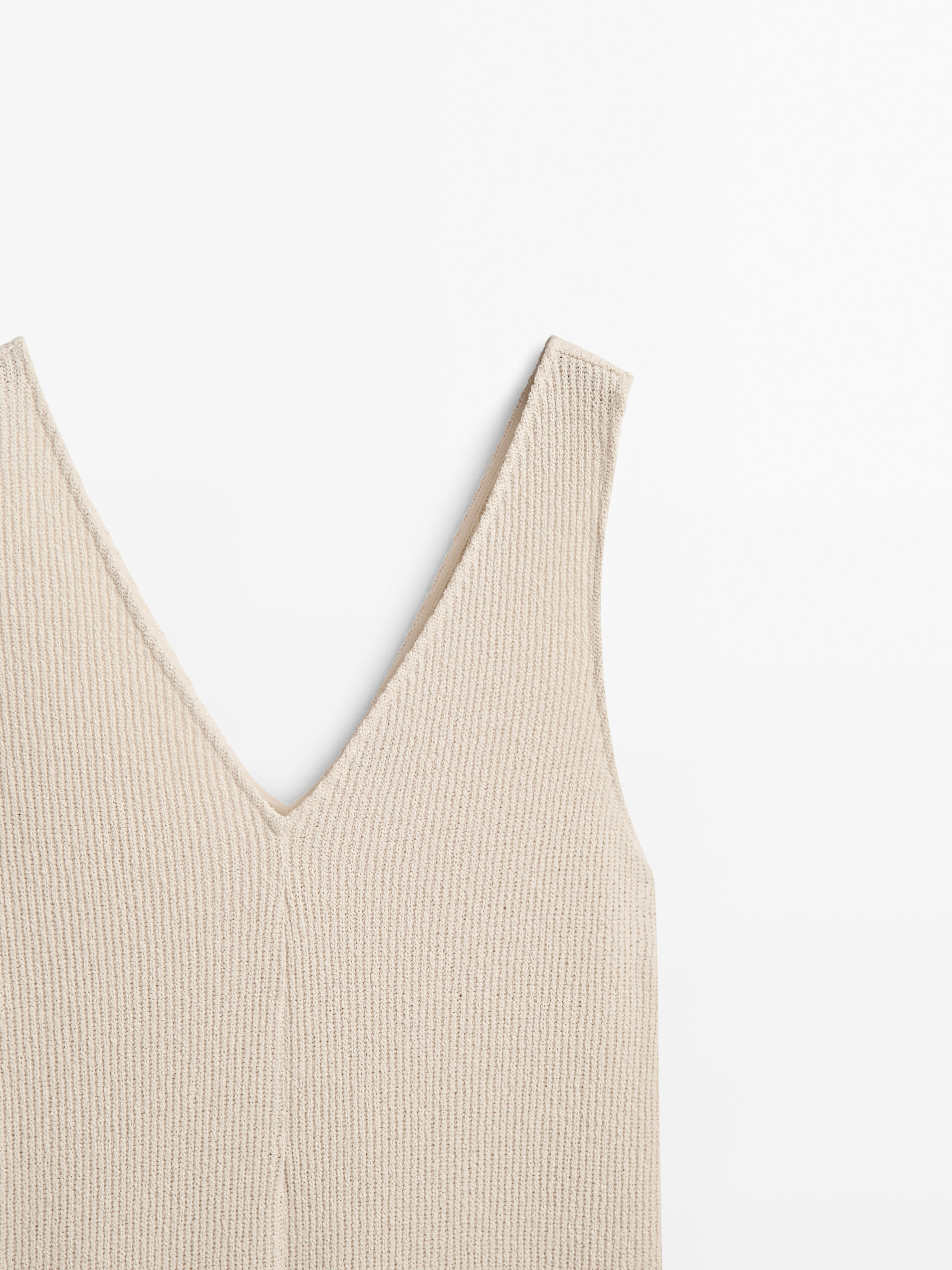 Vestido estructura escote pico abertura - CRUDO