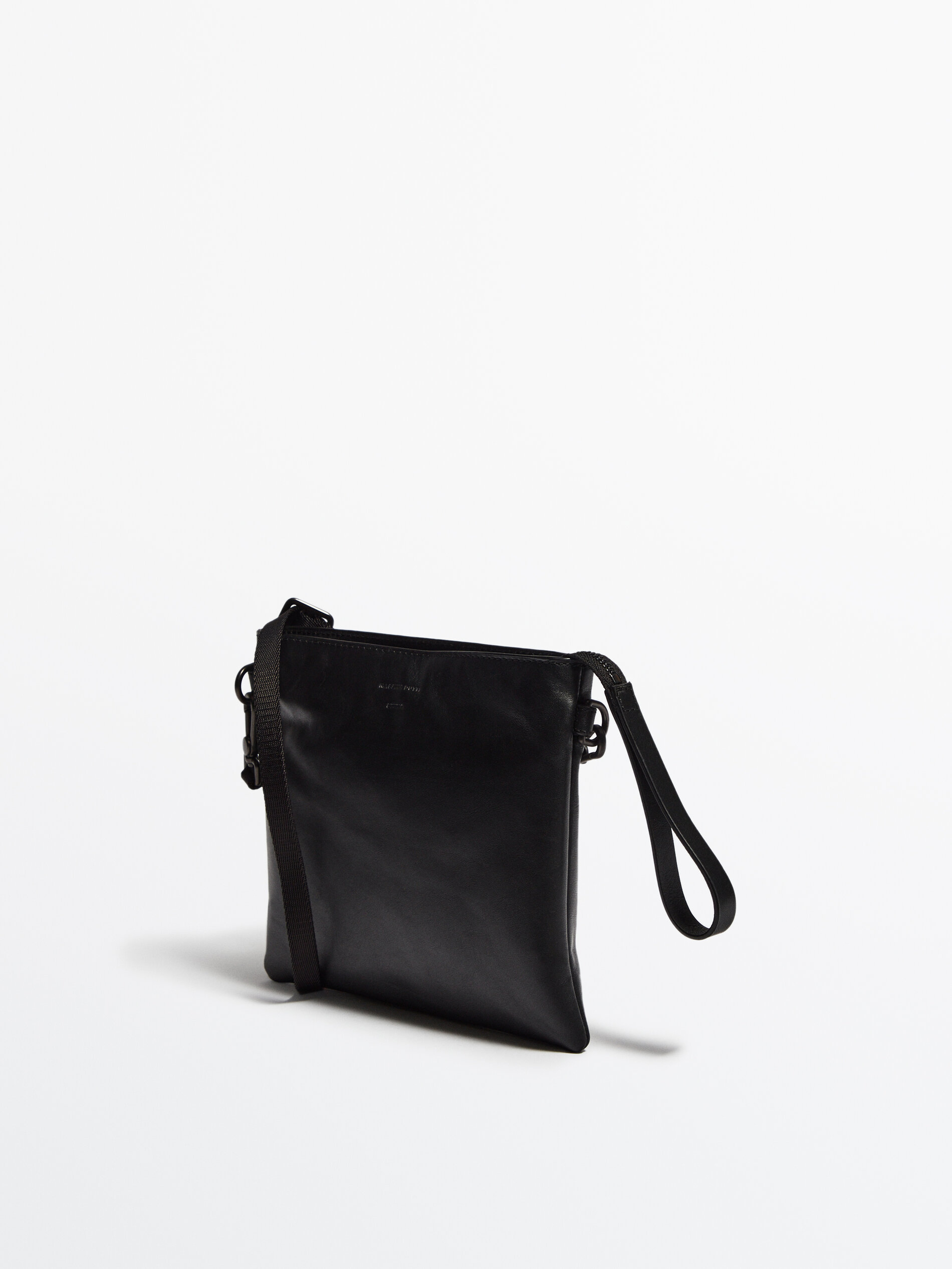 Pouch piel con correa -Studio - NEGRO