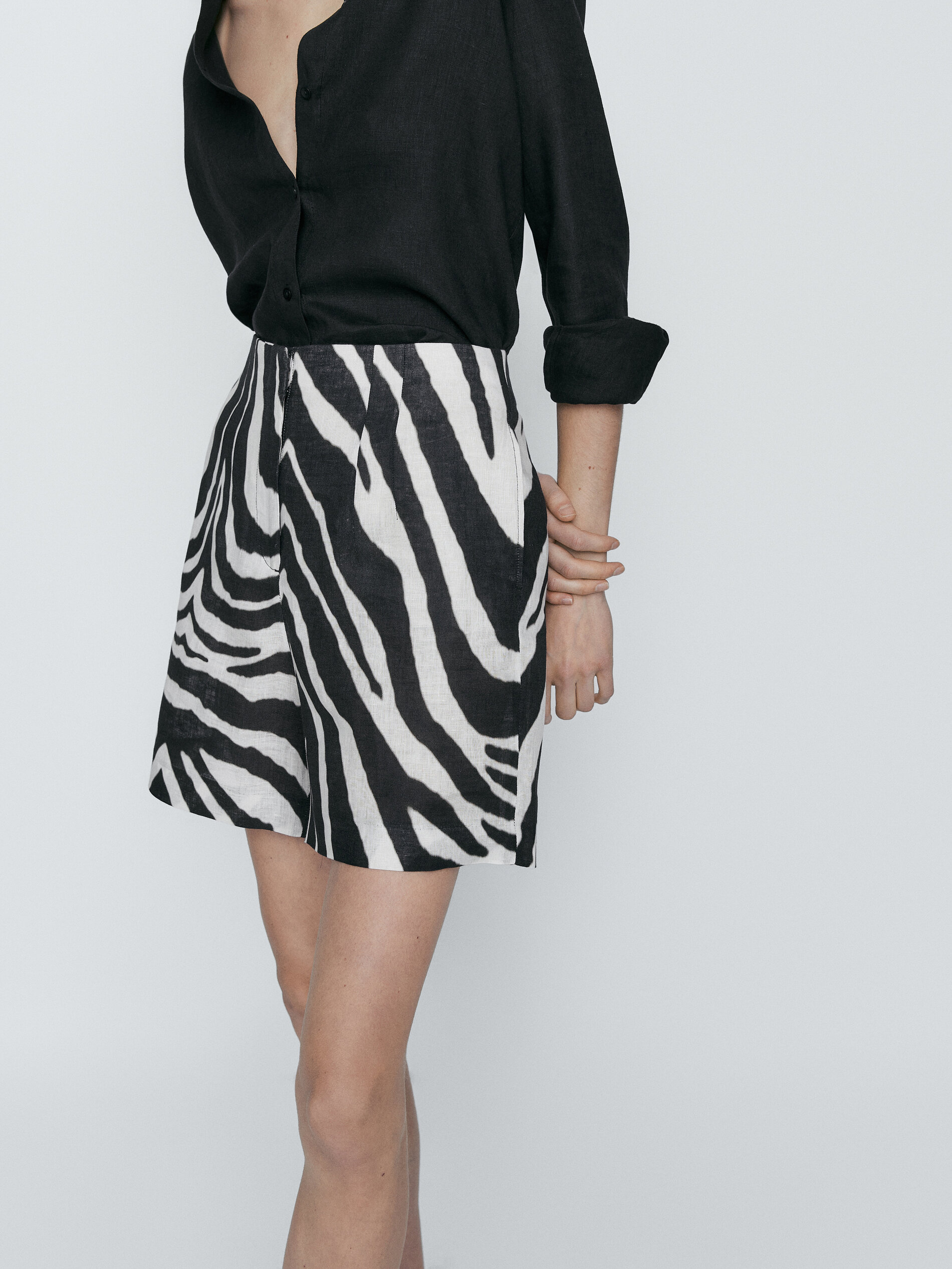 Bermuda lino estampado cebra - NEGRO