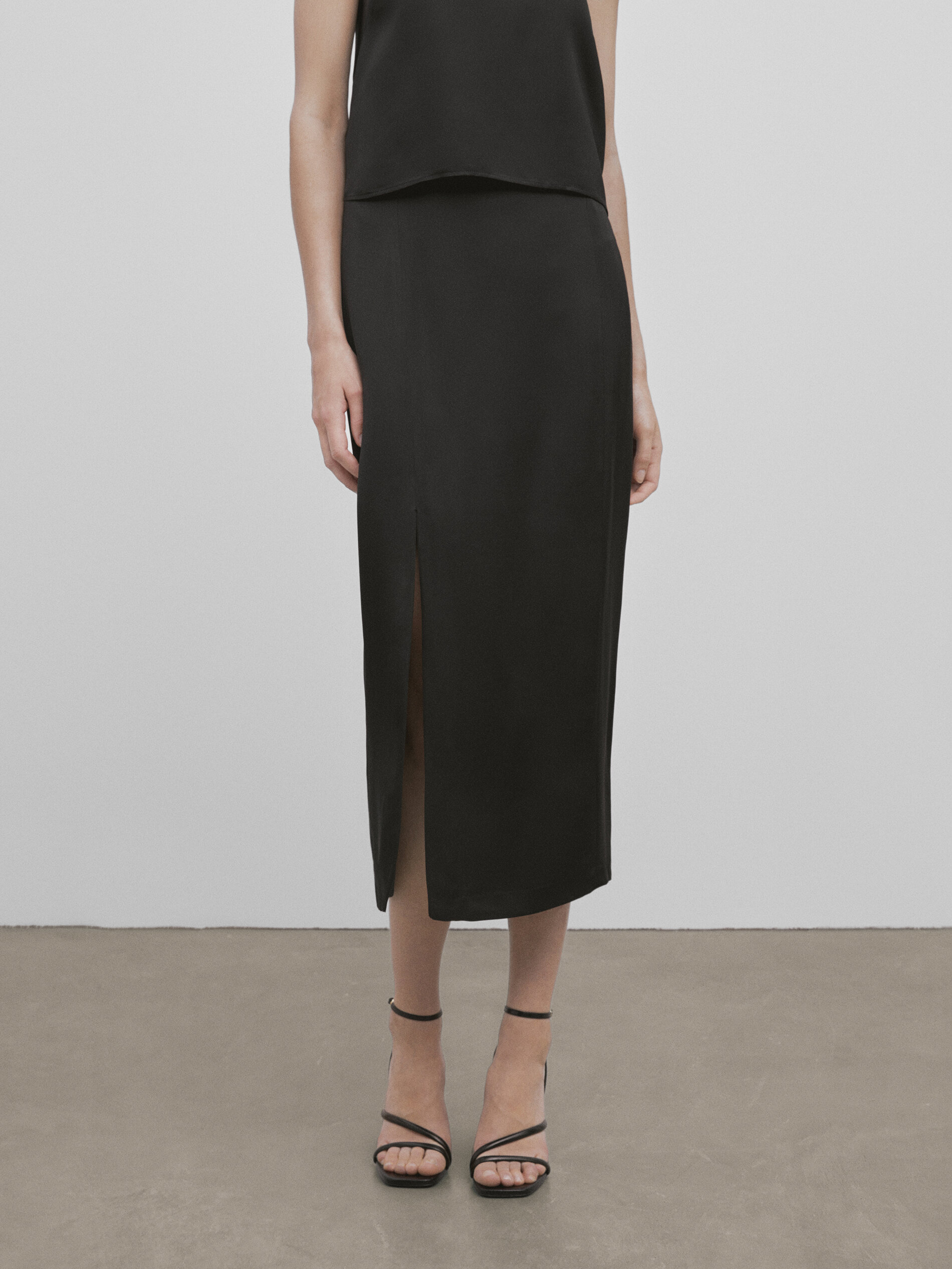 Falda tubo satinada -Studio - NEGRO