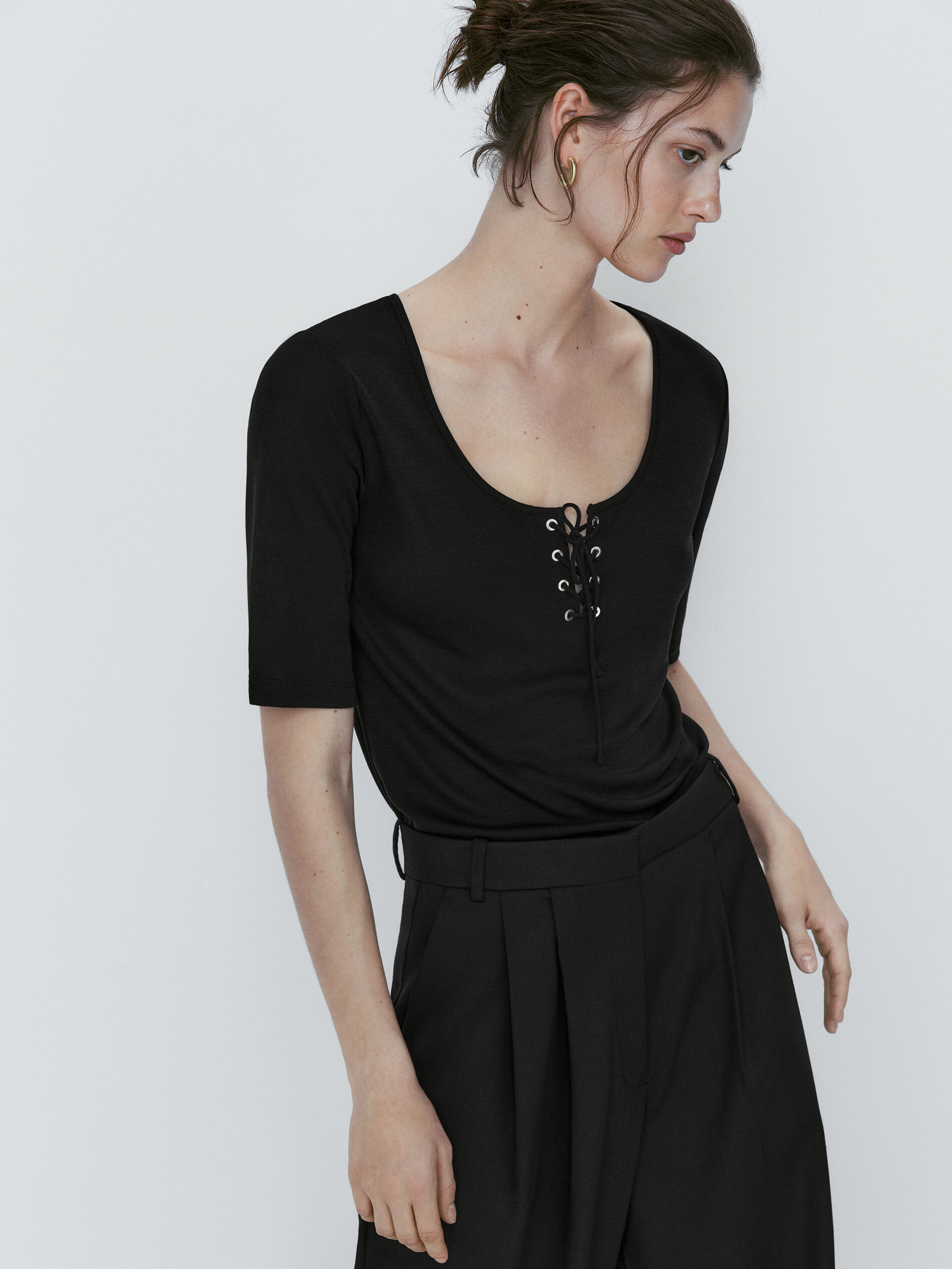 Camiseta escote entrelazado - NEGRO