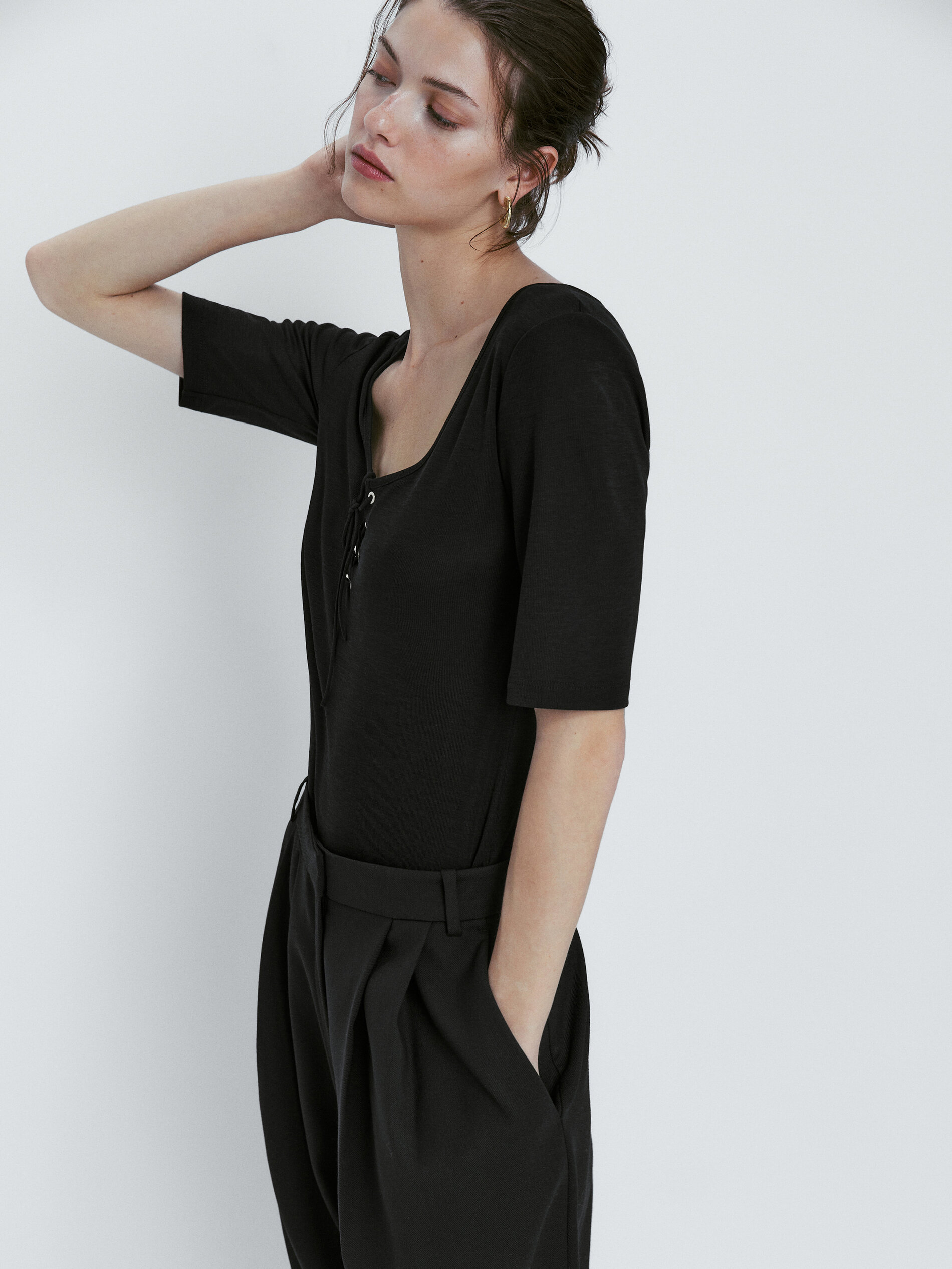 Camiseta escote entrelazado - NEGRO