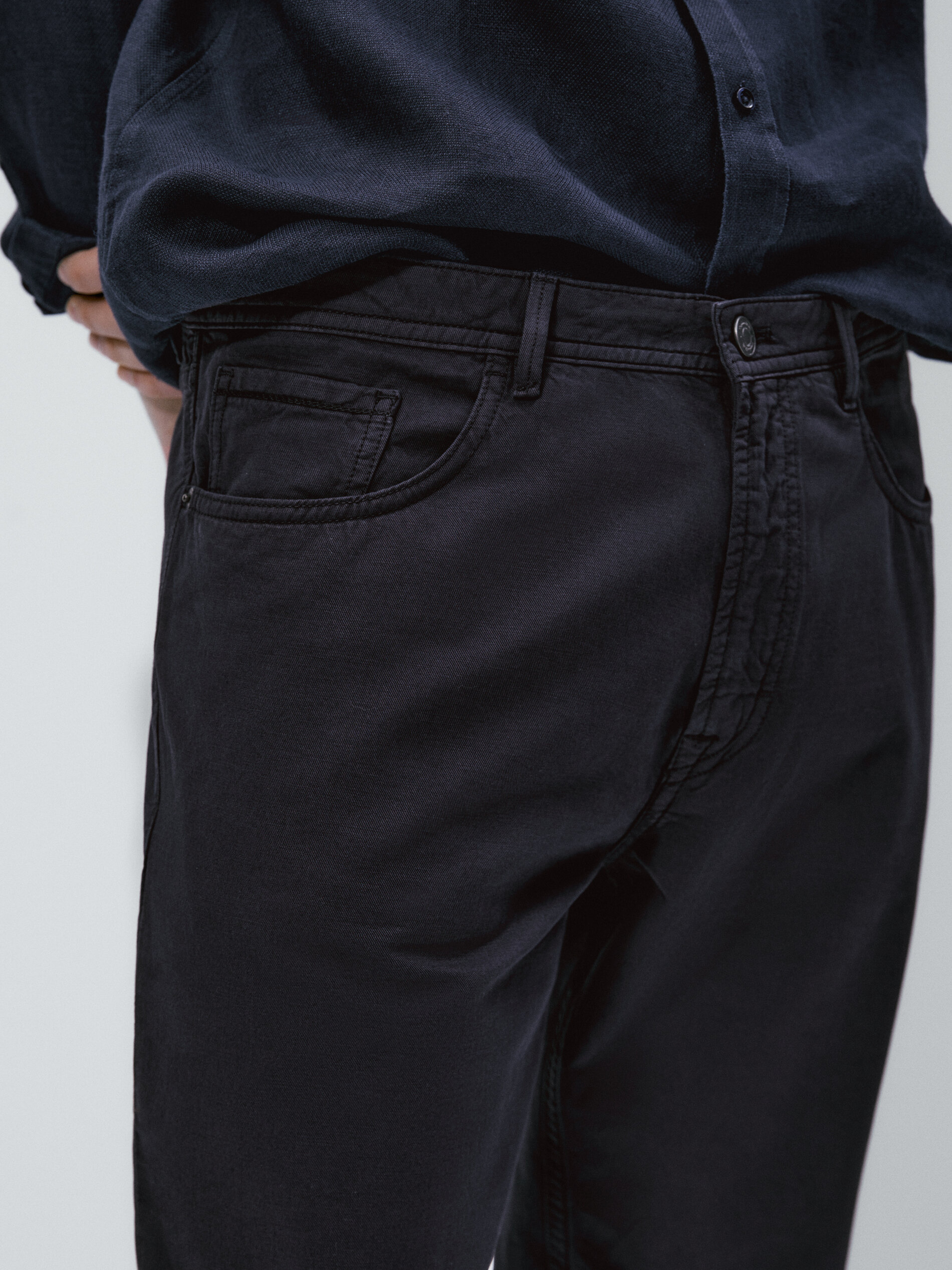 Pantalón tejanero tapered fit - AZUL MARINO